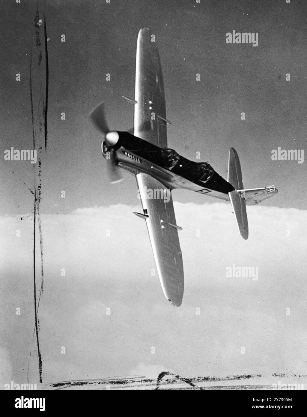 Um die Lücke zwischen den heutigen Trainingsflugzeugen und den schnellen Geschwindigkeiten der neuen Kampfflugzeuge zu schließen, hat die Fairay Fluggesellschaft den Fairey Firefly Trainer entwickelt. Dieses All-Metal-Mono-Flugzeug, angetrieben von Rolls-Royce Grifton XII flüssigkeitsgekühltem 12-Zylinder-Motor, Reststeuerversion des berühmten Feuerwehrjägers Mark One, der Kampfeinsatz mit dem Luftarm der Flotte während der Wand sah. 3. September 1946 Stockfoto Um die Lücke zwischen den heutigen Trainingsflugzeugen und den schnellen Geschwindigkeiten der neuen Kampfflugzeuge zu schließen, hat die Fairay Fluggesellschaft den Fairey Firefly Trainer entwickelt. Dieses All-Metal-Mono-Flugzeug, angetrieben von Rolls-Royce Grifton XII flüssigkeitsgekühltem 12-Zylinder-Motor, Reststeuerversion des berühmten Feuerwehrjägers Mark One, der Kampfeinsatz mit dem Luftarm der Flotte während der Wand sah. 3. September 1946 Stockfoto