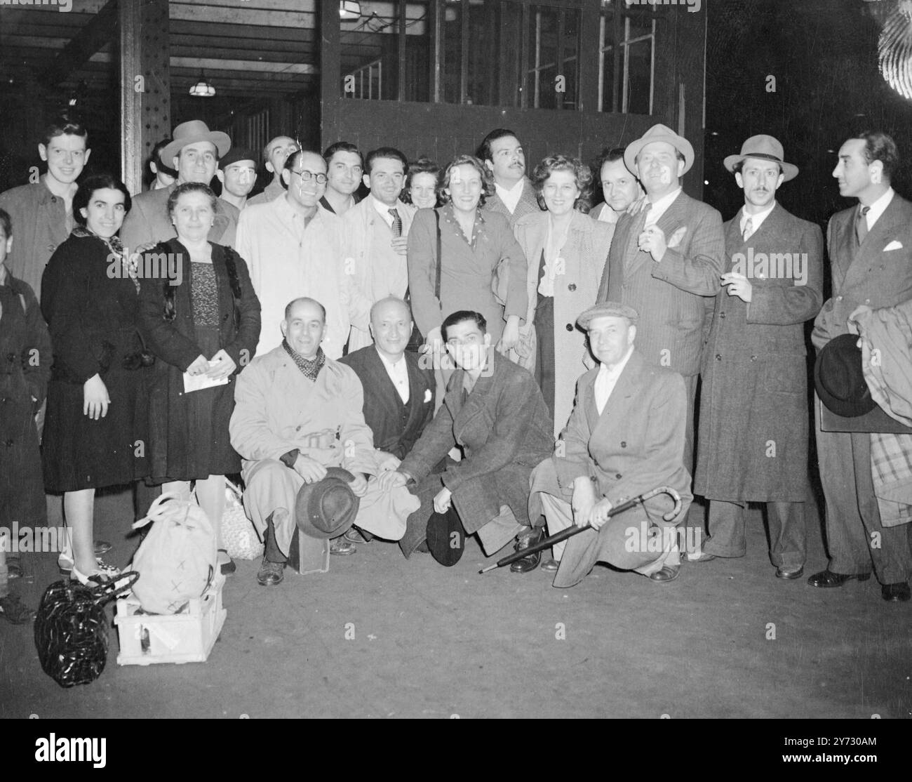 Victoria Station, London, heute Abend kam die zentrale Mittelmeereinheit San Carlo Opernkompanie an. Sie sind hier, um Covent Gartens erste Nachkriegsoper zu eröffnen. Das Bild zeigt; die Opernfirma San Carlo fotografierte sie bei ihrer Ankunft. Sie werden „La Tosca“ aufführen, um die sechswöchige Saison des Unternehmens zu beginnen. August 1946 Stockfoto