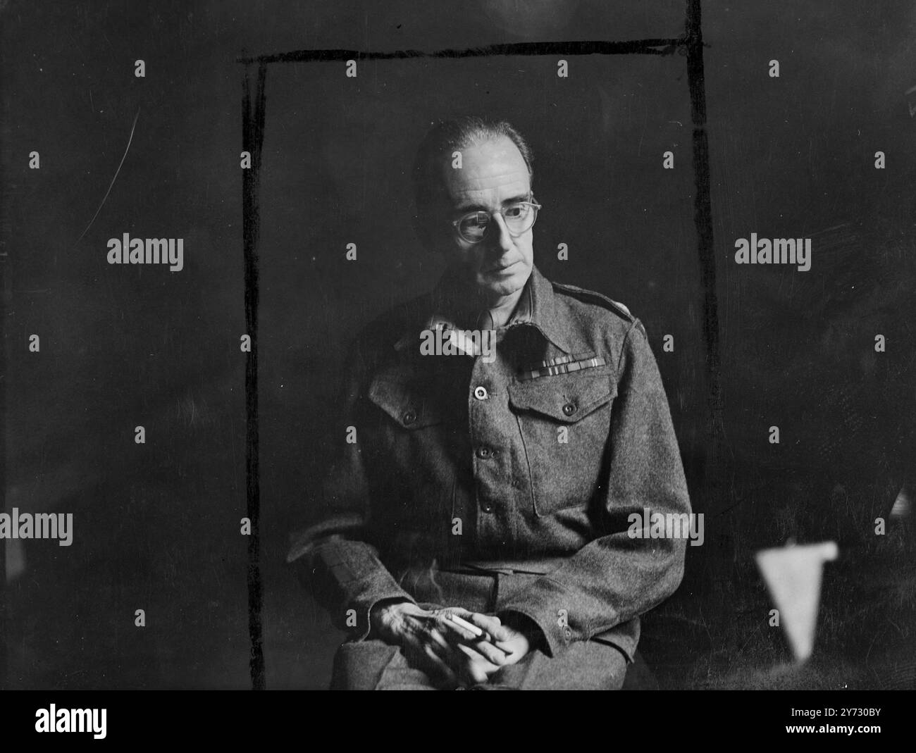 Major Boon hat sechs Anklagepunkte freigegeben, wird die restlichen fünf verteidigen. Major Cecil Boon, RASC, befand sich heute (Donnerstag) in der Curzon Street in London, wegen sechs der elf Anschuldigungen, die behaupteten, dass er als Kriegsgefangener in Hongkong freiwillig den Japanern geholfen habe. Nach einer Stellungnahme des Verteidigers, Herrn G O Slade, KC und Herrn Neville Faulks, wurde vom Richteranwalt, Wing Commander O Barnett, entschieden, dass in sechs der Anklagepunkte kein Anscheinsfall festgestellt worden sei. Morgen (Freitag) wird Major Boon die restlichen fünf Anklagen verteidigen. Fotoshows, Stockfoto