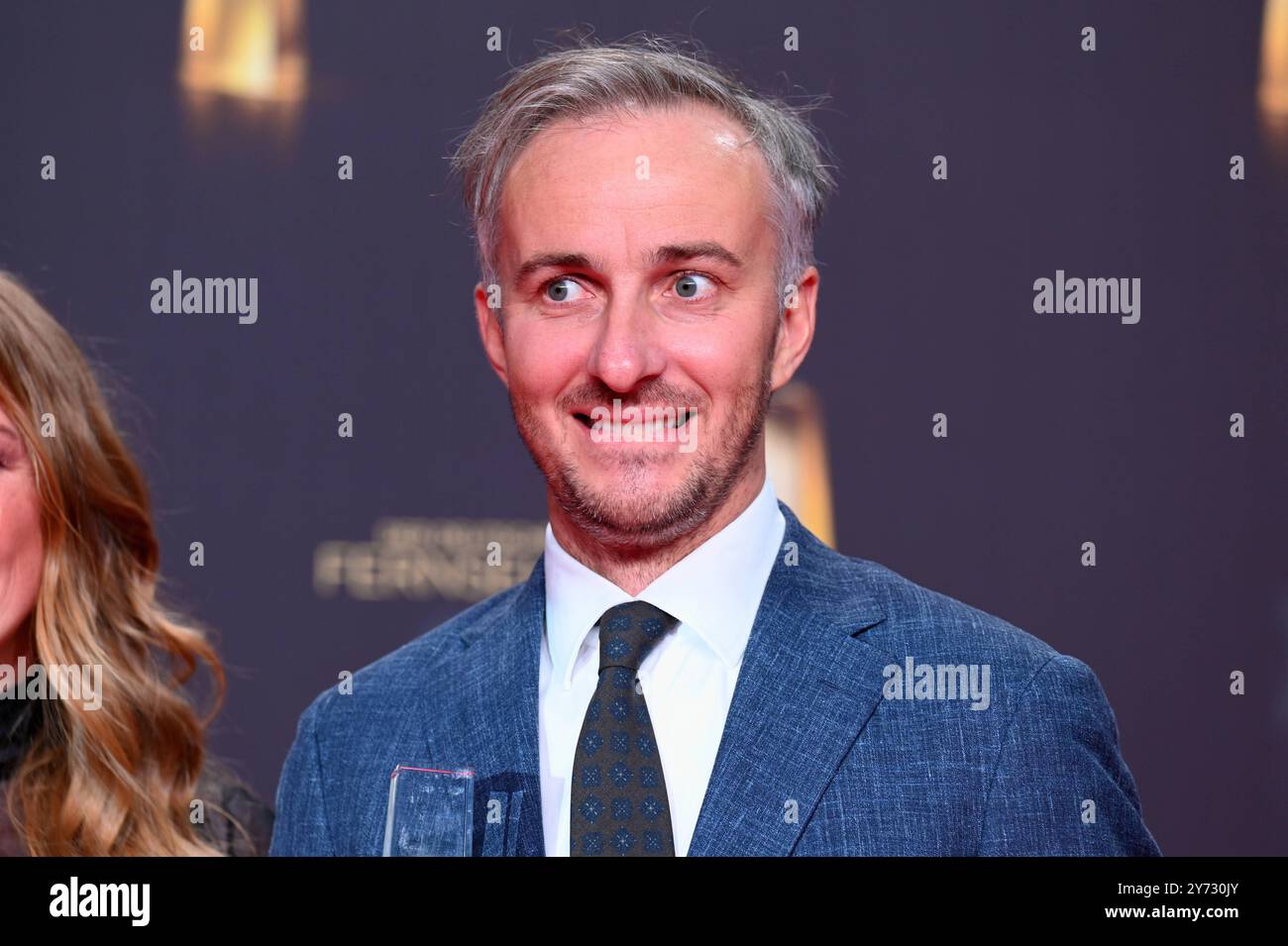 Moderator Jan Böhmermann als Preisträger bei der Gala und Verleihung des Deutschen Fernsehpreises in Köln. *** Moderator Jan Böhmermann als Preisträger bei der Gala und Zeremonie des Deutschen Fernsehpreises in Köln Stockfoto