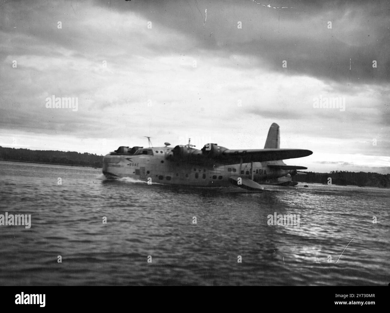 Hongkong in drei Tagen. Heute, Samstag, bei Sonnenaufgang, startete eines der neuesten Hythe-Flugboote der BOAC vom Poole Harbour (Dorset) nach Hongkong. 16 Passagiere eröffnen die erste direkte Flugstrecke zwischen Großbritannien und Hongkong, die als Drachendienst bekannt ist. Die 8352 Meilen dauern etwas mehr als drei Tage, mit Stopps in Marseille, Augusta, Rangoon und Bangkok. Im Moment verkehrt der Drache einmal wöchentlich, aber es ist beabsichtigt, ihn auf zwei Mal wöchentlich zu erhöhen und Flüge nach Shanghai und Tokio auszudehnen. Fotoshows, der erste des „Drachen“-Service, die BOAC-Flugboote „Hazlem“ Stockfoto