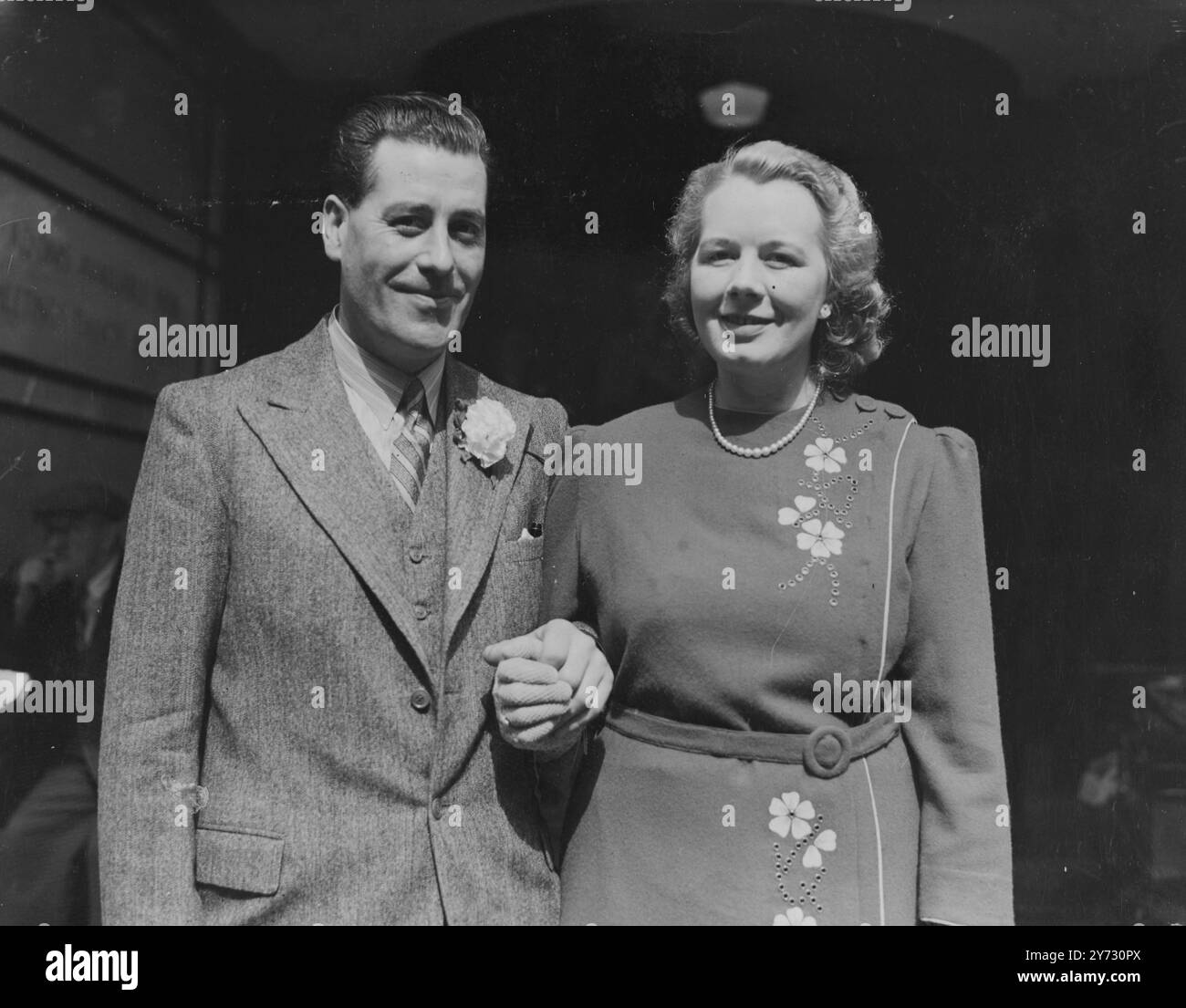 Ein Paar aus Wolverhampton hat in London geheiratet. Herr E P Elston, 311, Stafford Road, Wolverhampton, Personal, war heute (Samstag) in London mit Miss D Stirzaker aus Three Queen Street, Wolverhampton, im Caxton Hall Registry Office verheiratet. Foto zeigt, die Braut und der Bräutigam nach ihrer Hochzeit heute, Samstag. August 1946 Stockfoto