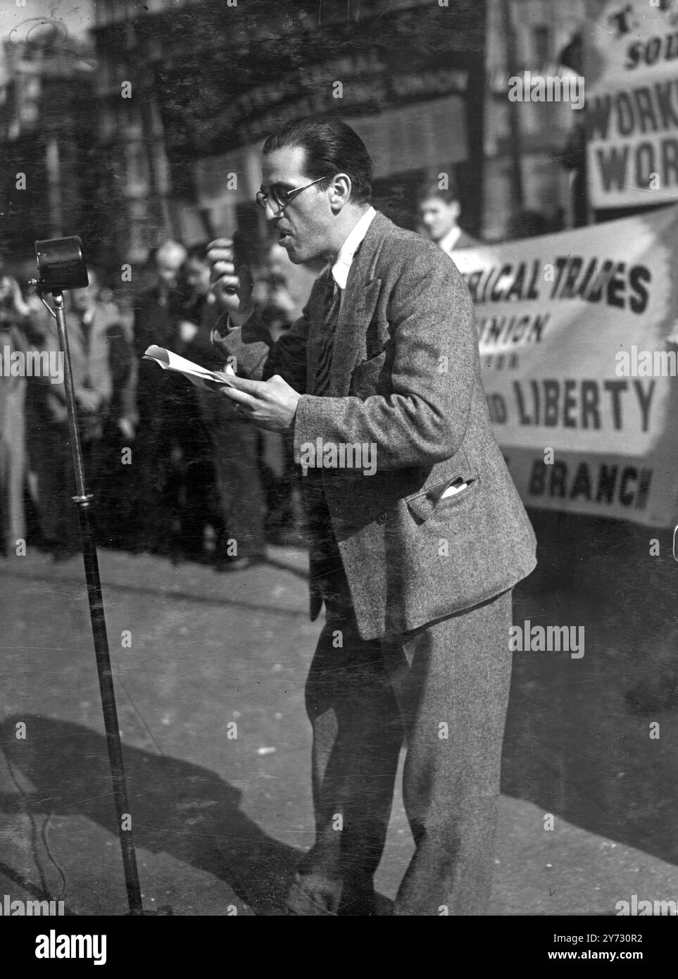 Demonstration „Break with Franco“. Der Trafalgar Square in London war heute Nachmittag (Sonntag) Schauplatz einer Kundgebung, die vom London Trades Council und dem TUC aus Protest gegen Franco und sein faschistisches Regime in Spanien organisiert wurde. Der Abbruch der diplomatischen und Handelsbeziehungen mit Spanien wurde gefordert, ebenso wie die offizielle Anerkennung der republikanischen Regierung im Exil unter der Leitung von Dr. Giral. Das Bild zeigt Senor Garcia, Vertreter der republikanischen Exilregierung von Dr. Giral, bei der Kundgebung am Trafalgar Square am heutigen Nachmittag (Sonntag) vor der Menge. 25. August 1946 Stockfoto