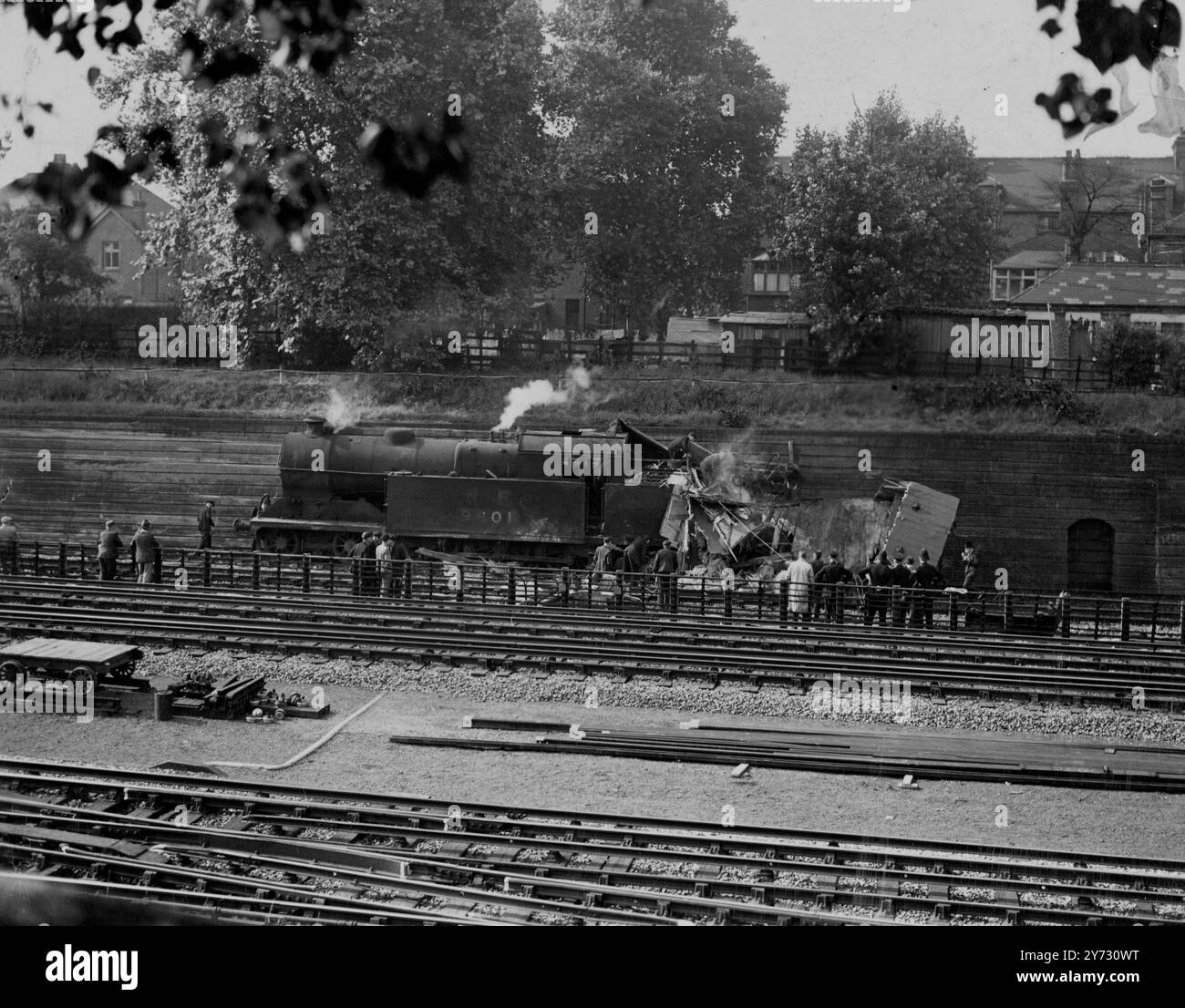 Unfall verursacht Stromausfall. Ein Unfall auf der LNER-Strecke, bei dem ein Wagen beschädigt wurde und die Bahn zwischen Kilburn und Willesden Green verkehrte, führte dazu, dass der Strom auf einem Abschnitt der Metropolitan Line am frühen Freitag unterbrochen wurde. Die LPTB erklärte, dass der Verkehr für das betroffene Gebiet über Ortslinien umgeleitet werde. Mehrere Züge wurden zur Hauptverkehrszeit aufgehalten. Ein LNER-Beamter gab an, dass eine leichte Maschine in das Heck eines Güterzugs fuhr, Abendlaster über die auf- und Abwärtslinien verteilte und ein abwärts fahrender Personenzug in Richtung hoher Wycombe in die Trümmer stürzte. Foto zeigt, wobei W entfernt wird Stockfoto