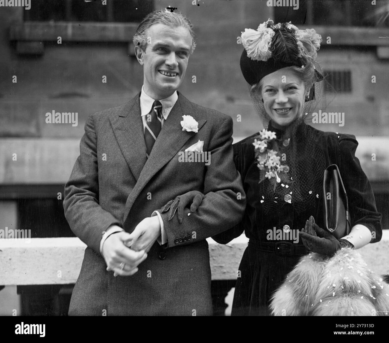 Tänzer vermählt Autor. Natascha Sokolova, die Hauptdarstellerin der Revue „Here Come the Boys“ im Londoner Saville Theatre, und Tochter der berühmten englischen Prima baleerina, Sokolov (die in Diaghileffs russischem Stimmzettel spielte), war heute Freitag mit Henry Gibbs im Marylebone Registery Office verheiratet. Herr Gibbs, ehemals Porträtmaler, wurde zum Autor, nachdem er nach Dünkirchen aus der Armee ausgewiesen wurde. Er hat 14 Bücher geschrieben, davon sechs unter dem Namen Simon Harvester. Das Foto zeigt, wie die Braut und der Bräutigam das Marylebone Registry Office nach ihrer Hochzeit heute Morgen verlassen (Frid Stockfoto