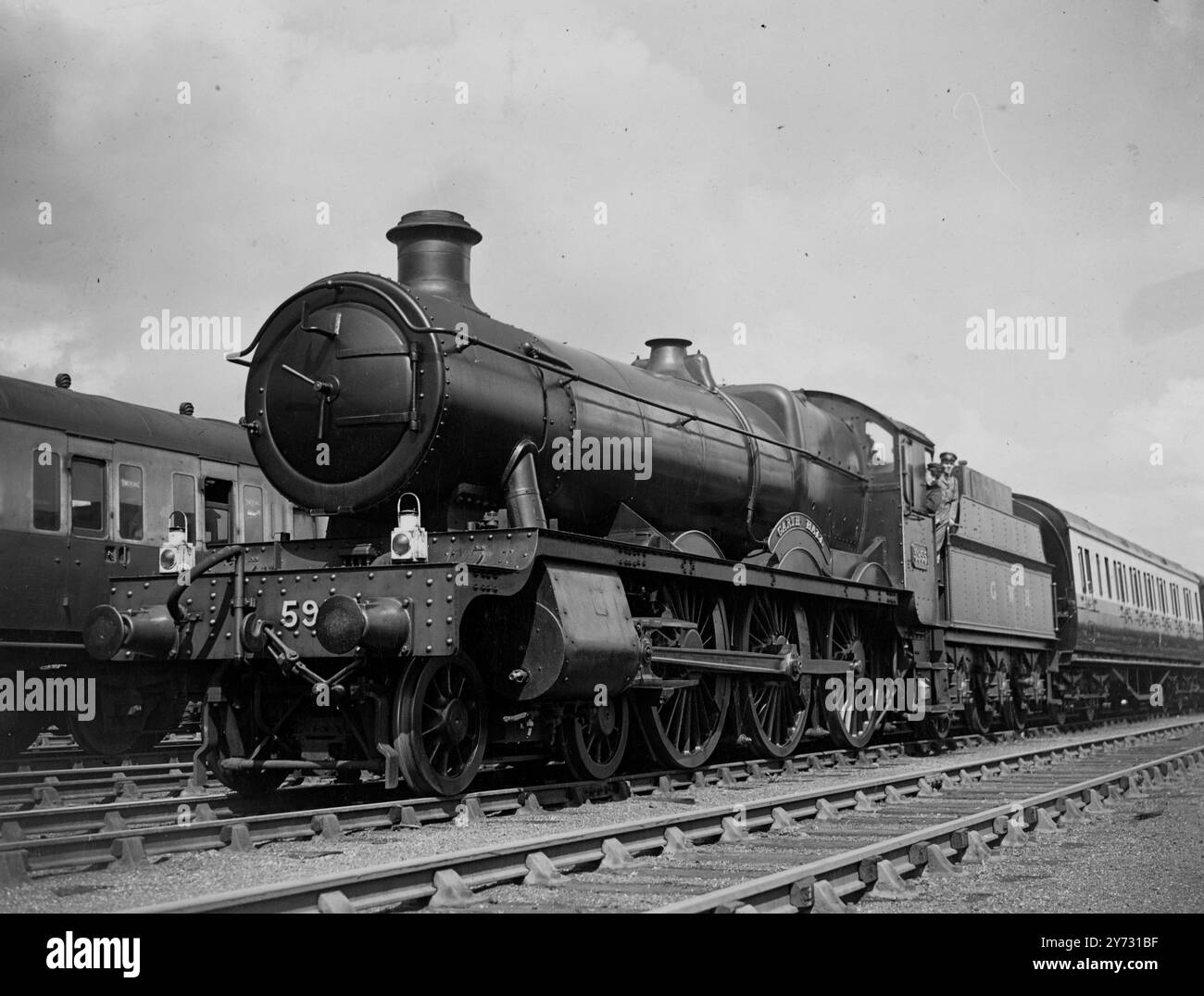 GWR-Ölbrenner werden jährlich 50.000 Tonnen Kohle einsparen. Der Umbau von 44 Personen- und Güterlokomotiven durch die Great Western Railway auf Ölbrennbrunnen führte schätzungsweise zu einer Senkung des Kohleverbrauchs um 50.000 t jährlich. Heute Nachmittag (Donnerstag) . Die „Garth Hall“, eine Lokomotive der allgemeinen Nutzklasse, die auf Öl umgebaut wurde, wurde von Paddington auf einer Probefahrt nach Old Oak Common herausgenommen. Lokomotiven verbrennen Öl, rauchlos und transportieren genug Treibstoff für eine Strecke von 250 Meilen. Der heute Nachmittag vorgestellte Motor wird in Kürze auf dem Expressdienst von Paddington nach Bristol eingesetzt. Fracht Stockfoto
