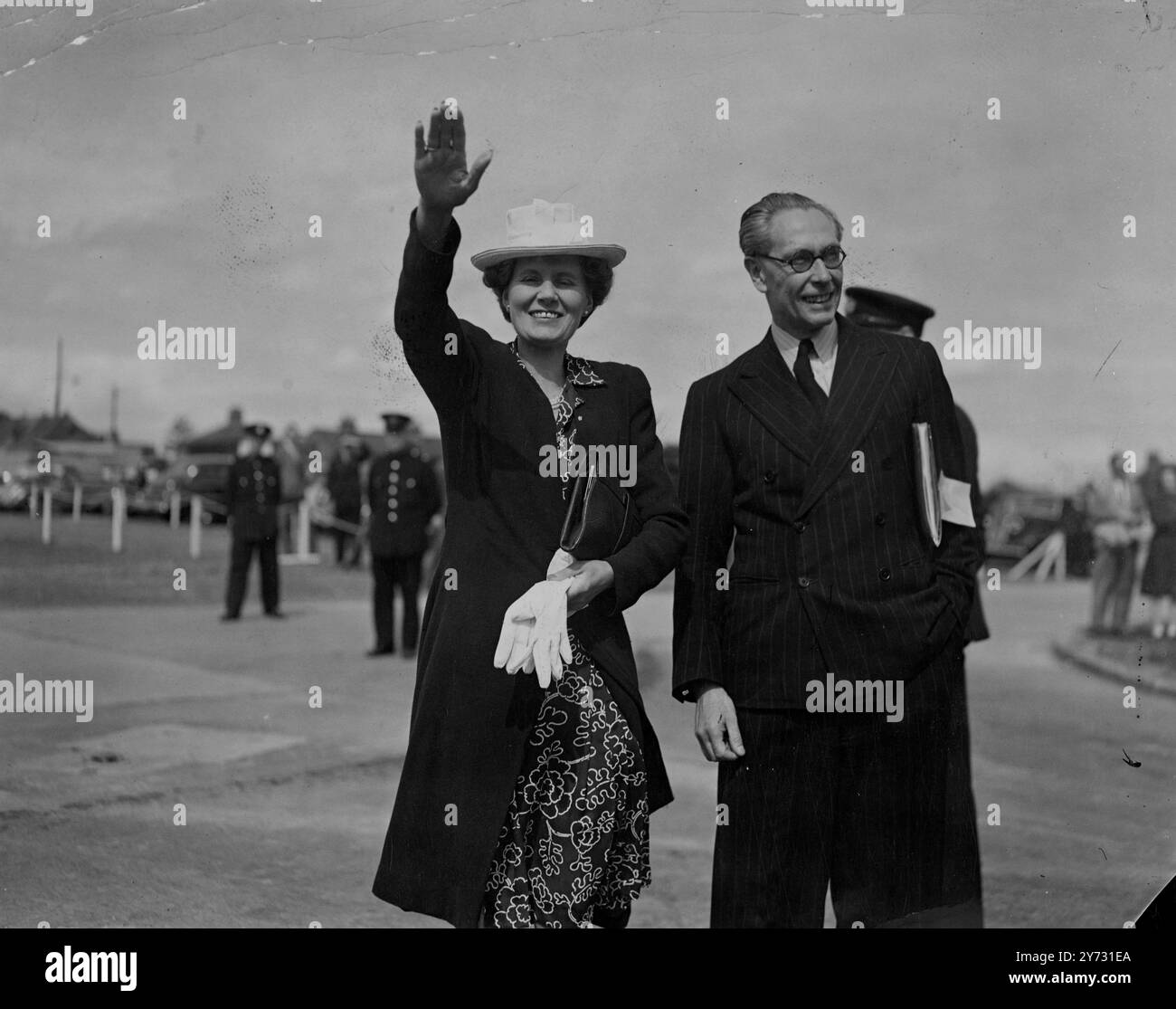 Herr Attlee reist zur Friedenskonferenz. Der Premierminister, Rt Hon C R Attlee, Abgeordneter, reiste heute Nachmittag (Sonntag) auf dem Luftweg nach Paris, wo er den Außenminister bei der Friedenskonferenz vertreten wird, die morgen im Luxemburger Palast eröffnet wird. Begleitet wurde er von Hector McNeil, Parlamentarischer Staatssekretär für auswärtige Angelegenheiten, und Glenvil H Hall, Finanzsekretär im Finanzministerium. Der Rt Hon A V Alexander, erster Herr der Admiralität, verließ heute auf dem Luftweg nach Paris. Foto zeigt, Mrs. Attlee verabschiedet sich, als ihr Mann das Flugzeug vom Flughafen London fr startet Stockfoto
