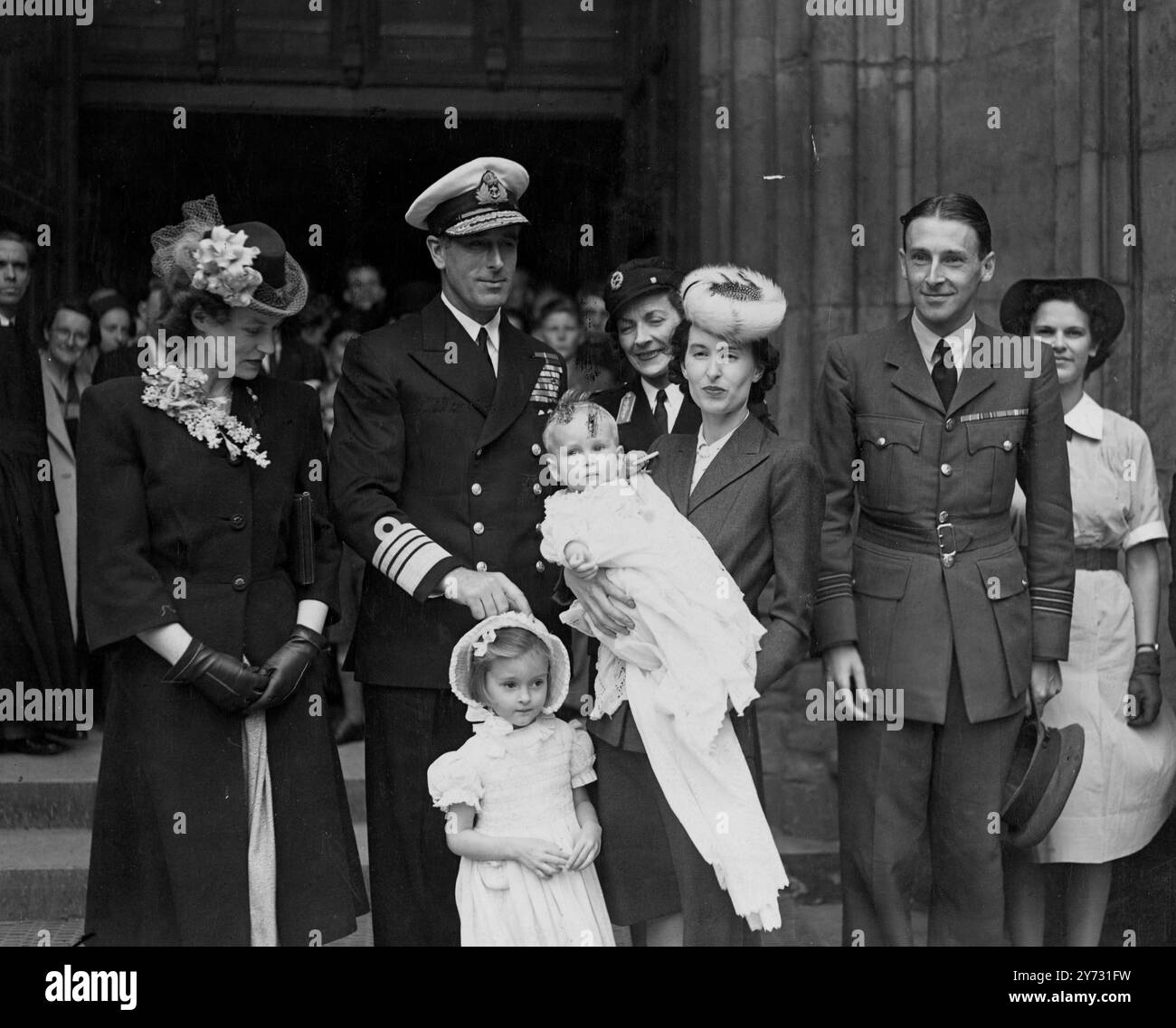 Lord Louis Mountbatten ist Pate bei der Abbey Taufe. ADML Lord Louis Mountbatten stand als Pate von Keith, dem jungen Sohn des Wing Commander und Mrs. Alan Campbell Johnson, bei der Taufzeremonie in der St. Faith Chapel, Westminster Abbey, heute Nachmittag, Dienstag. Der Wing Commander diente im Stab von Lord Louis Mountbatten bei Combined Operations und im Südostasienkommando. Der Dekan von Westminster, amtiert. Fotoshows nach der Zeremonie heute Nachmittag (Dienstag). Von links nach rechts, Mrs. C F Byers, Lord Louis Mountbatten, Lady Lewis Mountbatten, Mrs. Alan Campbell Johnson Stockfoto