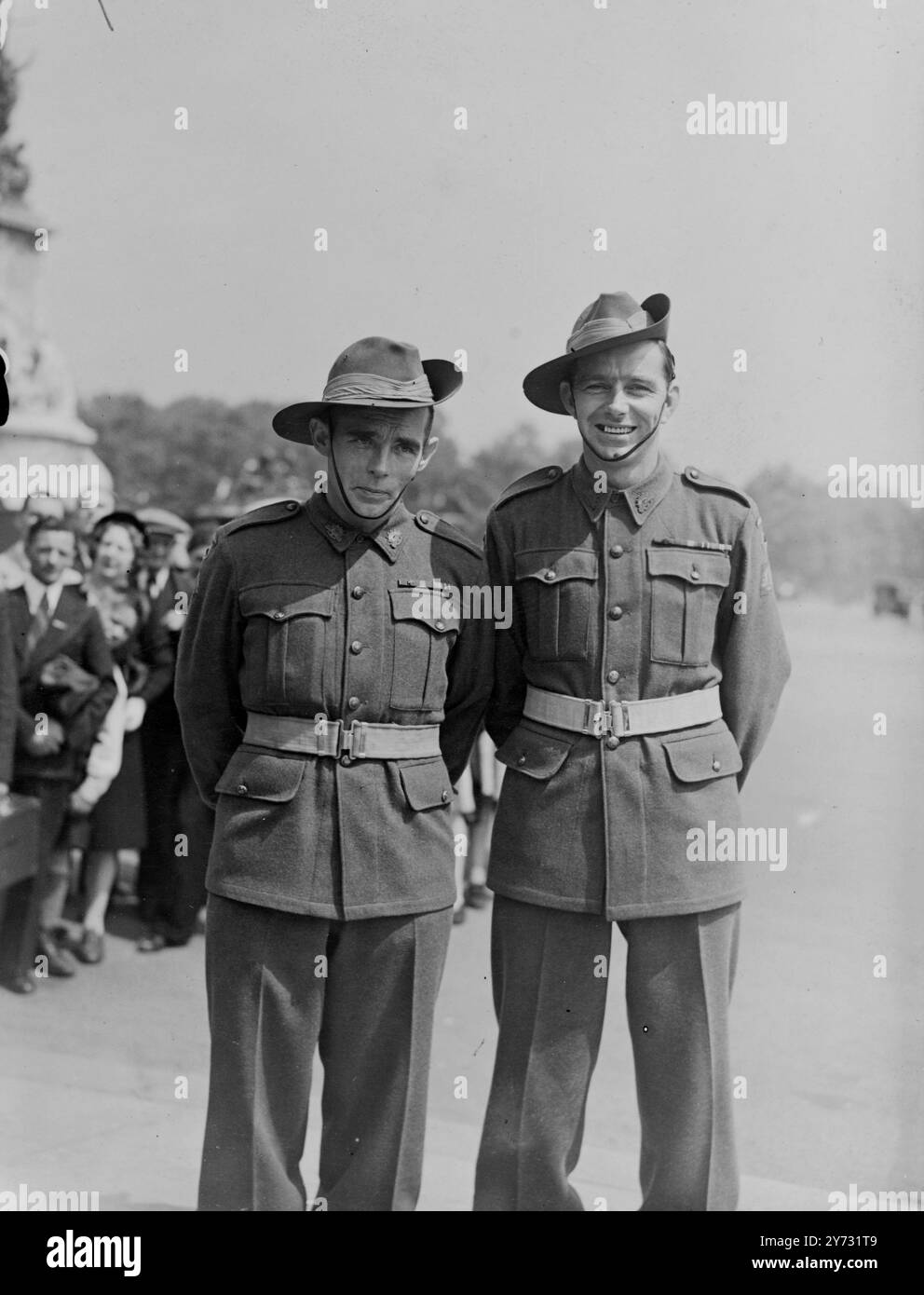 Kriegshelden im Palast. Bei einer Einweihung im Buckingham Palace am Dienstag präsentierte seine Majestät der König die von Mitgliedern der Gottesdienste gewonnenen Auszeichnungen, darunter zwei Victoria-Kreuze aus Australien, für die Galanterie während des Krieges. Das Bild zeigt, dass Sgt Reginald Rory Rattey (rechts) aus New South Wales, der den VC für einen Kredit für einen japanischen Posten in Bouganville gewann, und der in Irland geborene Private Richard Kelliher aus Brisbane, 1943 das Victoria Cross für Galanterie gegen die Jabs in Neuguinea verliehen hat, fotografiert heute Morgen (Dienstag) im Buckingham Palace. 8. Juli 1946 Stockfoto