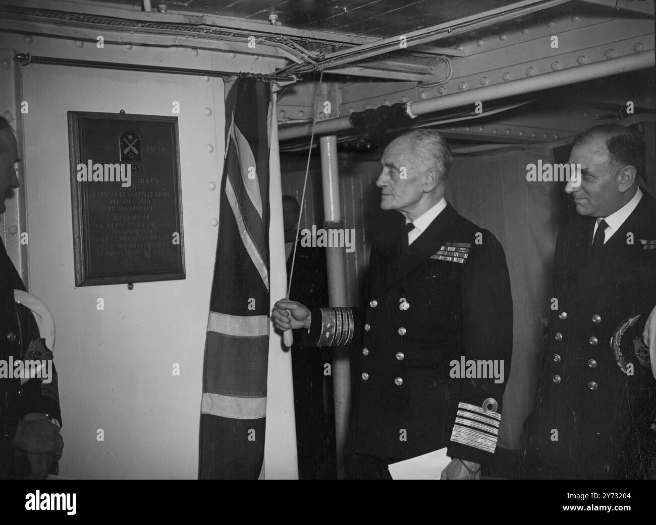 Eine Gedenktafel zum Gedenken an die Kriegsdienste des Präsidenten der HMS und der HMS Chrysanthemum, die Ausbildungs- und Depot-Schiffe, die an der Victoria-Böschung ankern, wurde heute Nachmittag von ADML Sir Martin Eric Dunbar-Nasmith V. enthüllt C, K.C.B. die ADML kommandierte das U-Boot E 11 im Krieg 1914–18 und erhielt den VC für die Zerstörung von 11 türkischen Schiffen im Meer von Marmora. 28. Juni 1946 Stockfoto