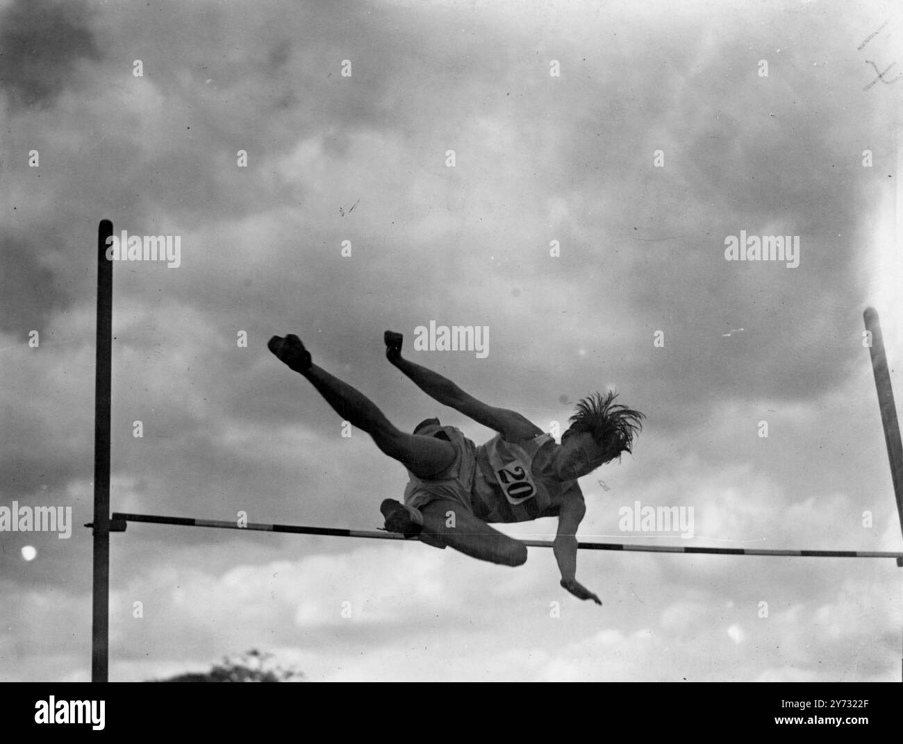 Londoner Jungenclubs, Sport. Die London Federation of Boys Clubs Athletics Sports fand heute Nachmittag (Samstag) im University of London Athletic Ground, Motspur Park, Surrey statt. Das Bild zeigt, wie der Pelz fliegt, während D Hart, von Eton Manor, die Hochsprungstange im Motspur Park an diesem Nachmittag (Samstag) stilvoll freilegt. 6. Juli 1946 Stockfoto
