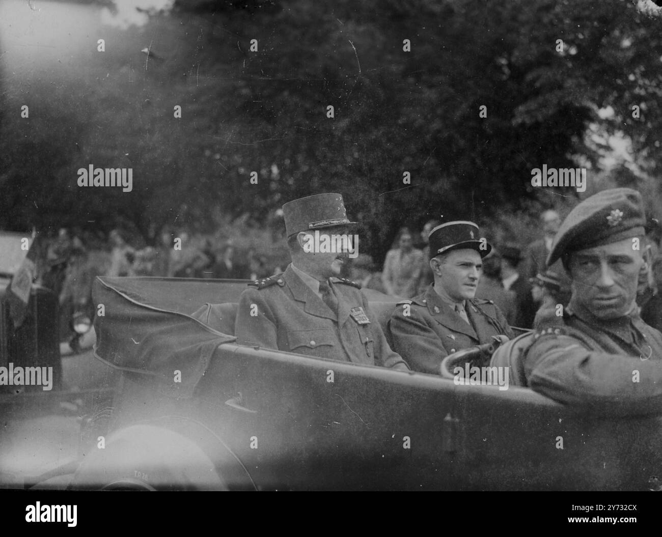 General Marie-Pierre Koenig, der französische Held von Bir Hackeim, saß in einem der Autos, in denen die Serviceleiter die 4 Meilen lange mechanisierte Kolonne auf ihrer Fahrt durch London anführten. Er wird hier gesehen, wie er Regent's Park verlässt. 8. Juni 1946 Stockfoto