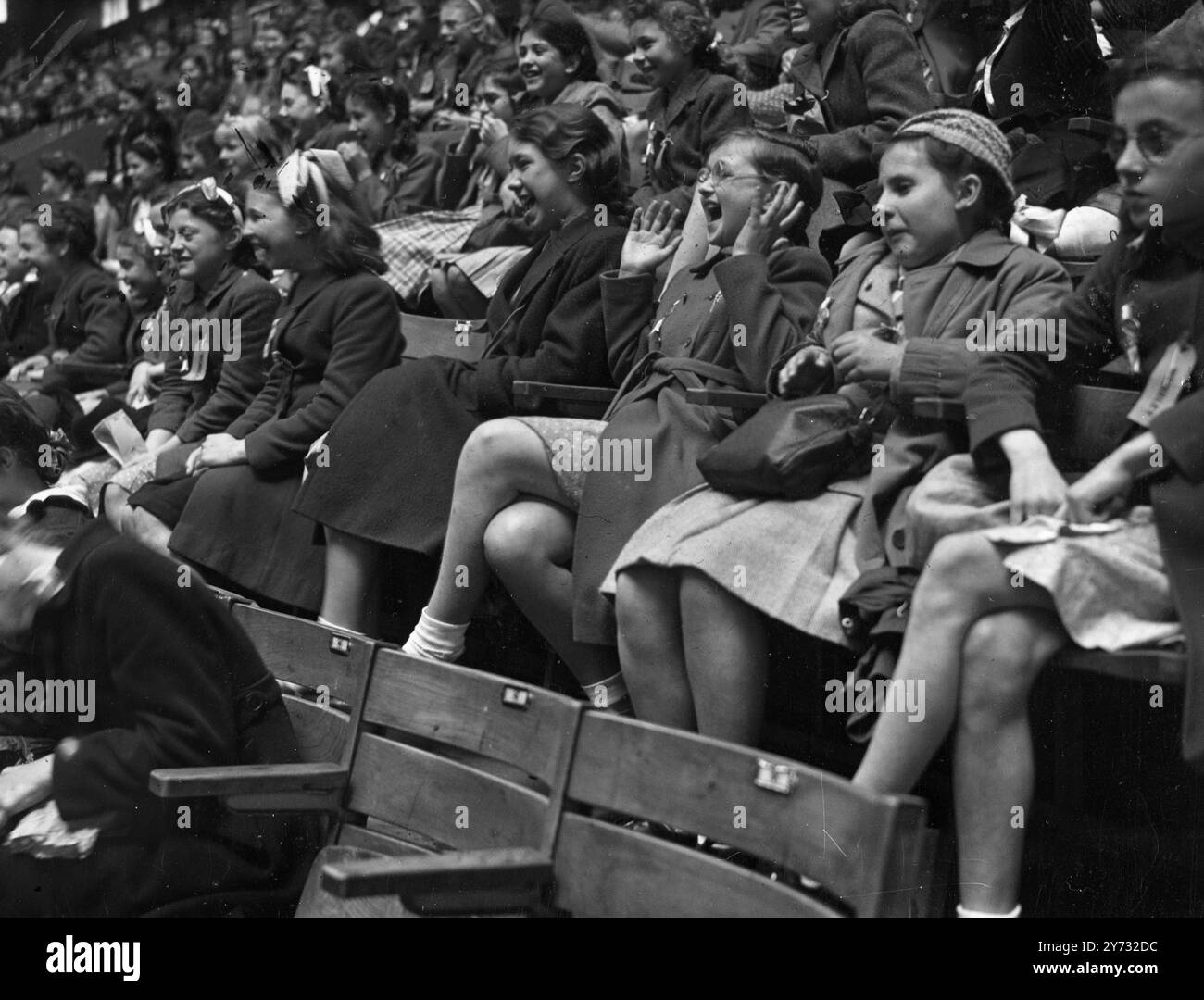 Das London County council bietet fast 120.000 Kindern aus London und den Home Counties einen Siegeszug. Während dieser Woche besuchen Kinder einen Zirkus, ein Radio oder ein Theater. Heute Morgen gingen Tausende von Jugendlichen ins Wembley Stadium, um einen Zirkus zu sehen. Sie fuhren mit Bus, Straßenbahn, Trolley-Bus und U-Bahn nach einer speziellen Vereinbarung, die London Transport. 11. Juni 1946 Stockfoto