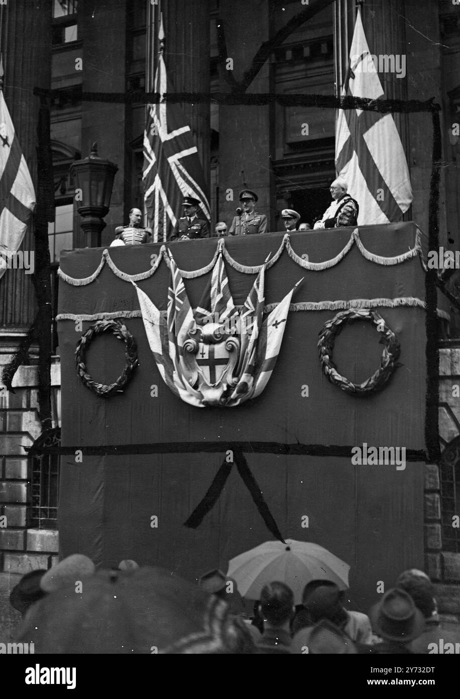 Die Freiheit der Stadt London wurde heute durch diese großen Kriegsführer bestätigt: ADML der Flotte Viscount Cunningham of Hyndhope, First Sea Lord, Feldmarschall Viscount Alan Brooke, Chef des Imperial Gen Staftes und Marshall der Royal Air Force Viscount Portal of Hungerford. Sie fuhren von den Gerichten in die Gildenhalle und nach der Zeremonie in das Herrenhaus. 12. Juni 1946 Stockfoto