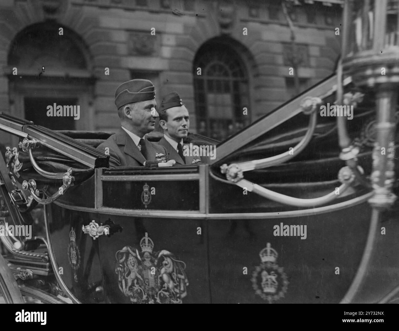 Die Freiheit der Stadt London wurde heute dem Marshall der Royal Air Force Lord Tedder verliehen, dem Chef des Area Staftes und stellvertretenden Kommandeur der alliierten Expeditionstruppe. In einer offenen Kutsche fuhr er vom Gericht durch die Straßen der Stadt zur Gildhall, um die Freiheit zu erhalten und dann weiter zum Herrenhaus. 28. Mai 1946 Stockfoto