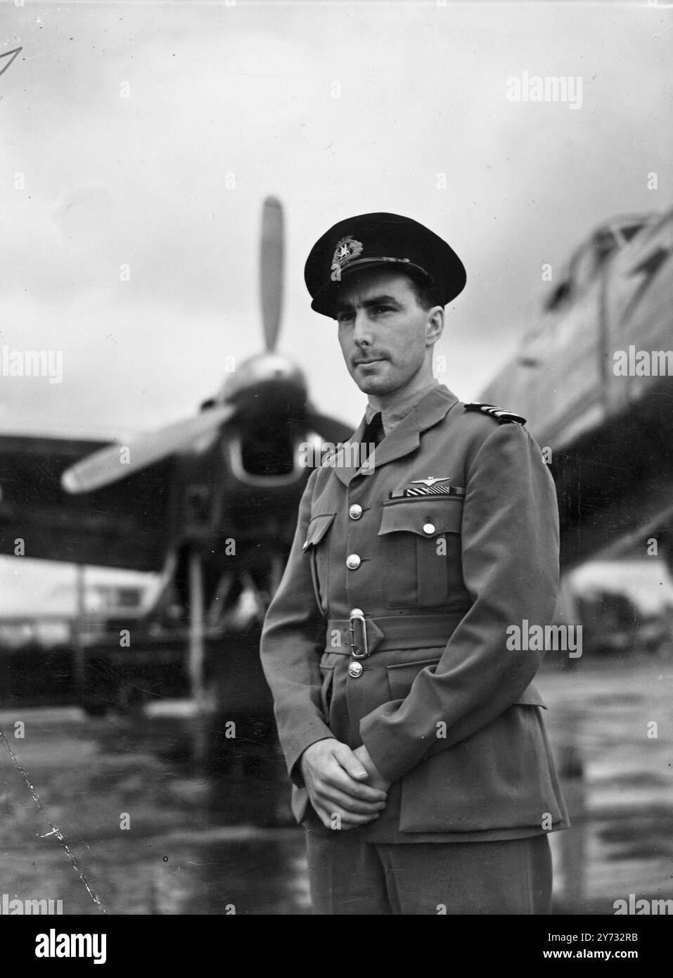 Das erste Flugzeug, ein B.O.A.C Lancastrian, hat heute Morgen die Luft vom Londoner Flughafen in Heathrow genommen. Die jüngsten Regenfälle hatten den unvollendeten Flughafen überflutet, und der Komfort für Passagiere, die an- oder abreisen, wird als geringer angesehen als der, den unsere Kampfpiloten auf improvisierten Landeplätzen auf dem Kontinent genießen. Das Bild zeigt: captain des Lancastrian, der heute Morgen den Londoner Flughafen nach Australien verließ. Captain RDS Kearns aus reefton, Neuseeland. 28. Mai 1946 Stockfoto