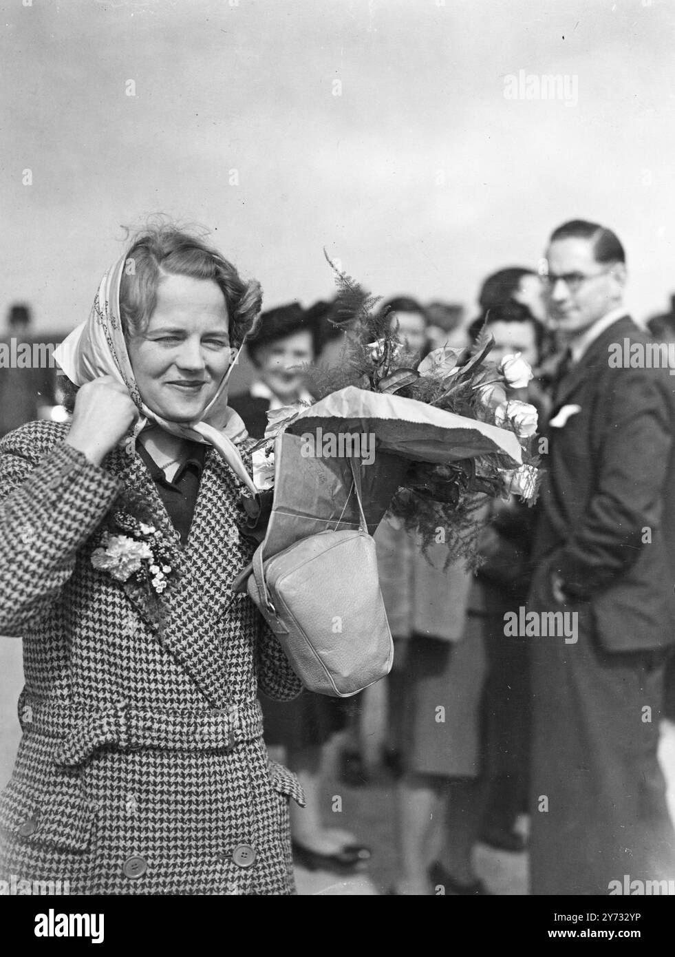 Waltzing Matilda, ein Halifax-Bomberflugzeug, das vom Ministerium für Flugzeugproduktion von Kapitän Geoffrey Wikner gekauft wurde, verließ Hurn Airport nach Australien. Die Co-Pilotin ist Miss Audrey Morgan aus London, die auch während des Krieges Fährpilotin war. Foto zeigt Mrs. Whitner, Frau von Captain Whitner, fotografiert am Flughafen Hurn, bevor sie in der Waltzing Matilda abhebt. 24. Mai 1946 Stockfoto