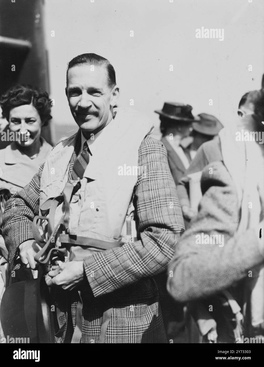 Waltzing Matilda, ein Halifax-Bomberflugzeug, das vom Ministerium für Flugzeugproduktion von Kapitän Geoffrey Wikner gekauft wurde, verließ Hurn Airport nach Australien. Die Co-Pilotin ist Miss Audrey Morgan aus London, die auch während des Krieges Fährpilotin war. Das Foto zeigt Eine Nahaufnahme von Geoffrey Wikner kurz vor dem Abflug in Waltzing Matilda vom Flughafen Hurn nach Australien. 24. Mai 1946 Stockfoto