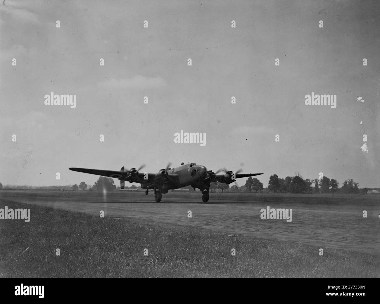 Waltzing Matilda, ein Halifax-Bomberflugzeug, das vom Ministerium für Flugzeugproduktion von Kapitän Geoffrey Wikner gekauft wurde, verließ Hurn Airport nach Australien. Die Co-Pilotin ist Miss Audrey Morgan aus London, die auch während des Krieges Fährpilotin war. Waltzing Matilda ist auf dem ersten Teil ihrer Reise vom Hurn Airport nach Australien geflogen. 24. Mai 1946 Stockfoto