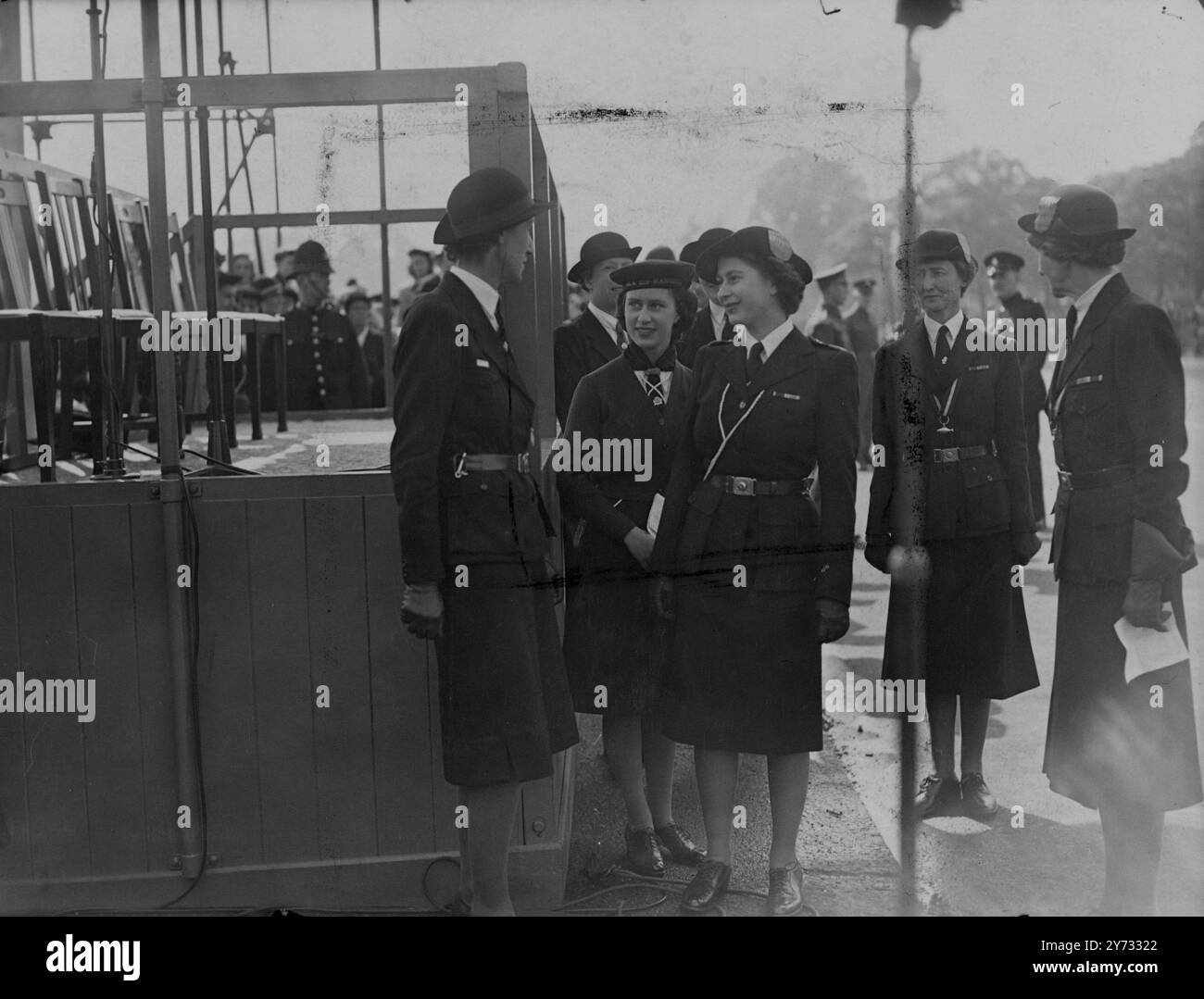 Mehr als 7000 Girl Guides aus London in den Provinzen marschierten nach Hyde Park, um an einem Trommeldienst teilzunehmen und an einem Vormarsch teilzunehmen. Prinzessin Elizabeth und Prinzessin Margaret waren da, um den Gruß zu nehmen. Der Trommeldienst wurde von Bischof Willesden, dem rechten Reverend E.M.G. Jones, geleitet. Das Bild zeigt die Prinzessinnen, die sich nach dem Vormarsch im Hyde Park mit einem leitenden Offizier der Girl Guide Movement unterhalten. 19. Mai 1946 Stockfoto