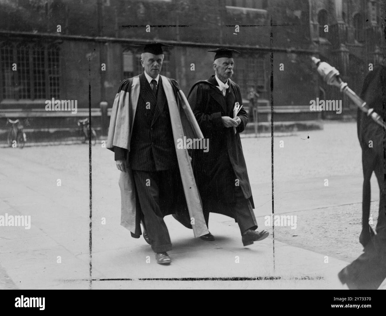 Prof. Guido de Ruggiero (links) sah, wie er mit Richard Livingstone, dem Präsidenten von Corpus Christi, des Vizekanzlers der Universität Oxford, auf seinem Weg zum Ehrendoktorr der Literatur in Oxford ging. Er soll den Deneke-Vortrag in der Lady Margaret Hall halten, der ursprünglich für 1940 geplant und durch Krieg unterbrochen war. 9. Mai 1946 Stockfoto