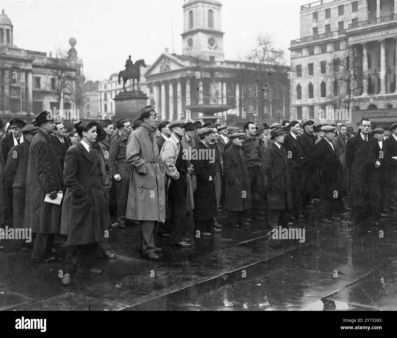 Docker-Massentreffen in London. Nach nur zwei Tagen des 30-tägigen Waffenstillstands hielten die Londoner Hafenarbeiter heute (Sonntag) ein Massentreffen am Trafalgar Square ab. 3. Dezember 1945 Stockfoto