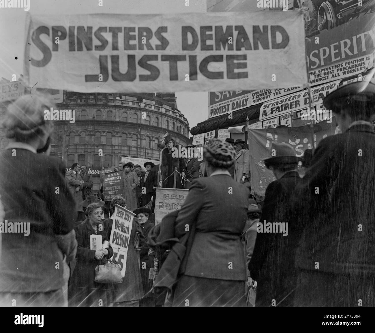 Mitglieder und Unterstützer der National Spinsters Pensions Association aus dem ganzen Land versammelten sich am Trafalgar Square, London, um gegen die Ablehnung ihres Anspruchs auf eine Rente ohne Pensionierung im Alter von 55 Jahren durch die Regierung zu protestieren. Unter den Rednern waren Miss Florence White, Anführerin der Spinsters Army, und Lady Rhys Williams DBE. Das Foto zeigt Frau Christine Taylor, Redakteurin von "Transport Management", auf der Sitzung am Trafalgar Square. 12. Mai 1946 Stockfoto