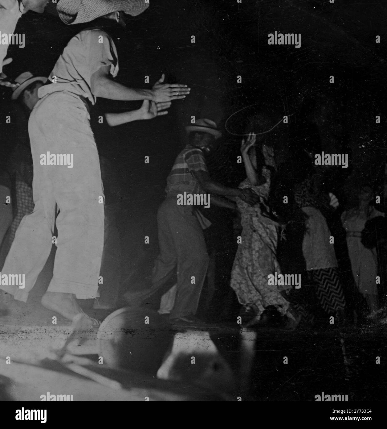 In dieser Saison wurde das „Black Ballet“ zum ersten Mal in London im 20. Jahrhundert Theater in Westbourne Grove eröffnet. Das Repertoire besteht aus vier Originalballetten von Berto Pasuka, dem bekannten Choreografen „They Came“, „de Prophet“, „Aggrey“ und „Market Day“, der zu Musik von Leonard Salzedo mit afrikanischer Musik von Ambrose Campbell getanzt wurde. - Foto zeigt Bobby Benson und Marie Antia (als Blumenmädchen) in ihrem Duett in "Market Day" - das einen Tag im Leben der westafrikanischen Marktstadt zeigt. - 1. Mai 1946 - [Originaltitel] Stockfoto