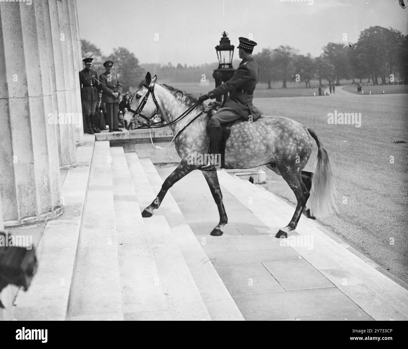 Bei seinem letzten Auftritt als Chief of the Imperial General Staff nahm Feldmarschall Lord Alan Brooke den Gruß am Royal Military College, Sandhurst, an der Parade. Er sagte 500 Offizierskadetten, sie sollten ihre Jobs kennen und sich für einen besseren vorbereiten und lernen, mit Männern umzugehen. Ehrenschwerter für die herausragendsten Auftritte wurden dem Offizier Cadet B.W. Bateman aus der Grove Road, Stratford-upon-Avon, und dem Offizier Cadet A.M. Cameron aus Edinburgh verliehen. Zwei Medaillons für Kadetten, die während des Kurses den größten Fortschritt machten, gingen an U.S. Merritt of Newcastle und D.G. Lashmar o Stockfoto