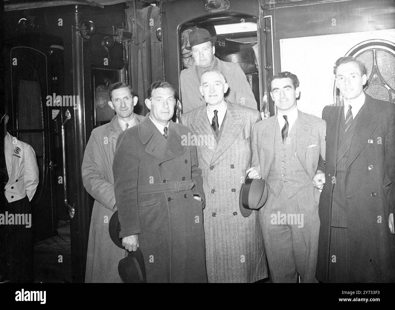 Das britische Davis Cup Team verließ den Bahnhof Victoria nach Paris, wo sie in den Davis Cup Rasen-Tennisspielen gegen Frankreich spielen. Das Team besteht aus Derek Barton und Donald MacPahil, Singles: Henry Billington und John Olliff, Doppel. Mit ihnen sind F.. T Stowe, der nicht spielende Captain und Trainer Dan Maskell. Sie wurden vom Sekretär der Lawn Tennis Association, S.A. Sabelli, abgewiesen. Das Bild zeigt von links nach rechts: H. Billington, D. Maskell, F. T. Stowe, J. Olliff (Rückseite) D. MacPahil, D. Barton und M. A. Sabelli. 5. Mai 1946 Stockfoto
