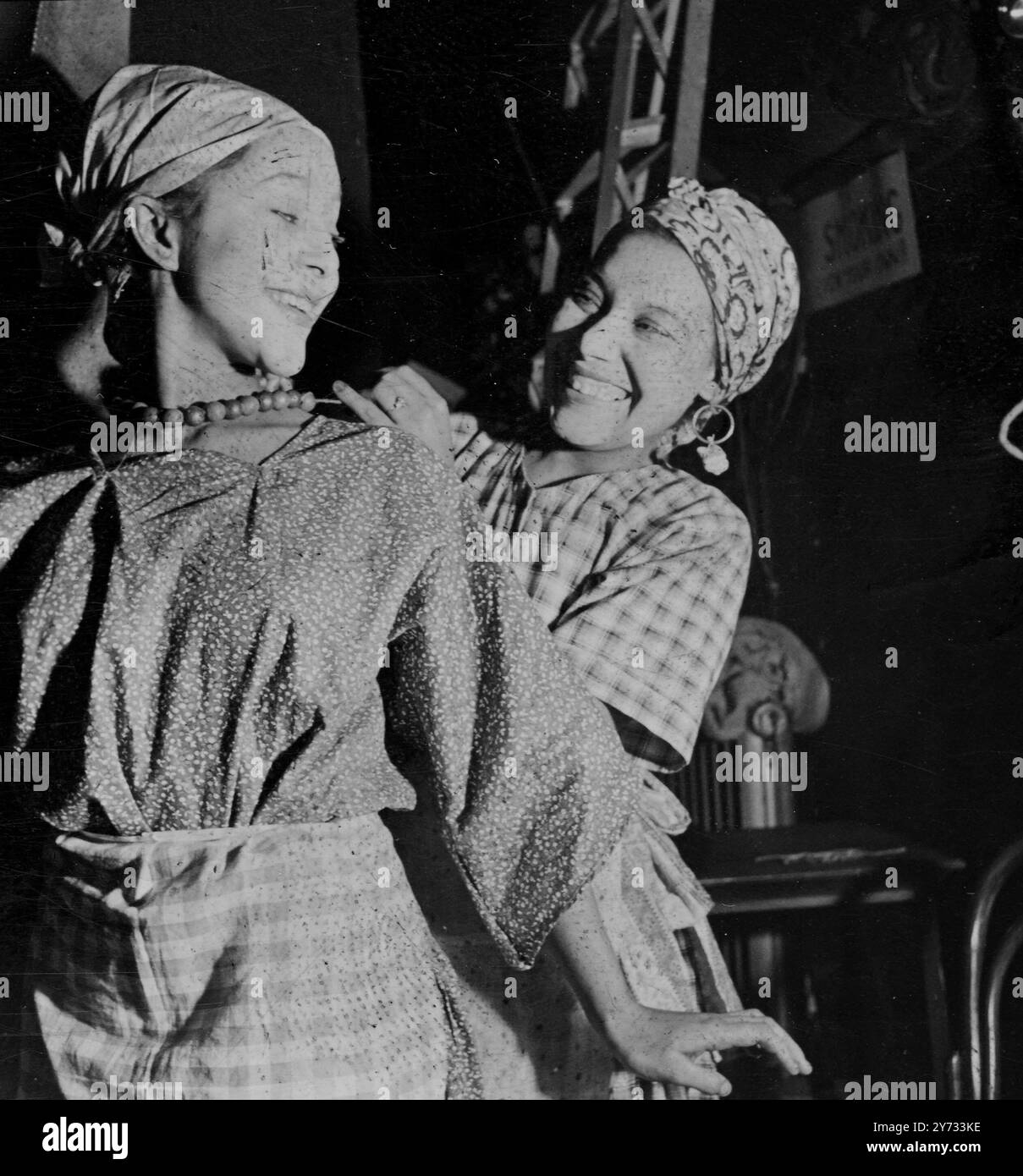 In dieser Saison wurde das „Black Ballet“ zum ersten Mal in London im 20. Jahrhundert Theater in Westbourne Grove eröffnet. Das Repertoire besteht aus vier Originalballetten von Berto Pasuka, dem bekannten Choreografen „They Came“, „de Prophet“, „Aggrey“ und „Market Day“, der zu Musik von Leonard Salzedo mit afrikanischer Musik von Ambrose Campbell getanzt wurde. - Foto zeigt "Market Day" - ein Tag im Leben der westafrikanischen Marktstadt. - 1. Mai 1946 - [Originaltitel] Stockfoto