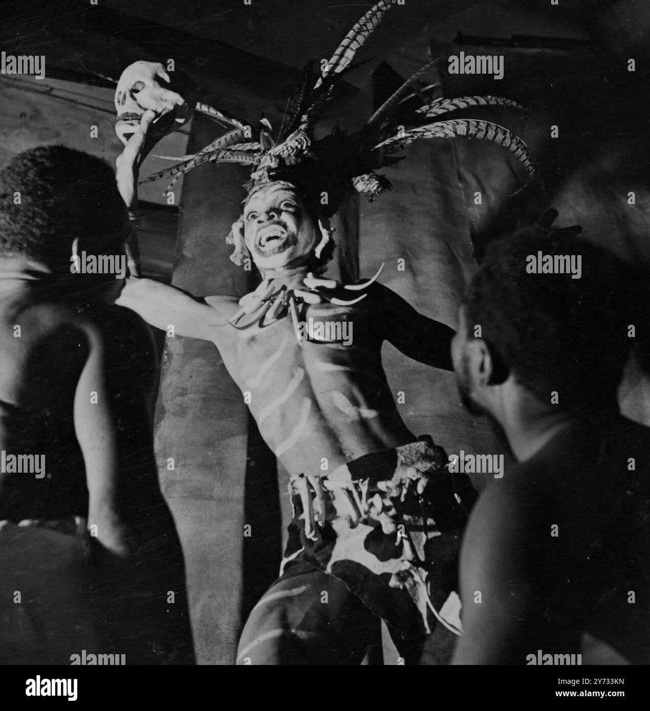 In dieser Saison wurde das „Black Ballet“ zum ersten Mal in London im 20. Jahrhundert Theater in Westbourne Grove eröffnet. Das Repertoire besteht aus vier Originalballetten von Berto Pasuka, dem bekannten Choreografen „They Came“, „de Prophet“, „Aggrey“ und „Market Day“, der zu Musik von Leonard Salzedo mit afrikanischer Musik von Ambrose Campbell getanzt wurde. - Das Foto zeigt Berto Pasuka in einem Ballett, das den Konflikt zwischen primitiver Religion, Wissenschaft und Christentum zeigt. Er tanzt die Zwillingsrollen der primitiven Religion und des Hexendoktors. - 1. Mai 1946 - [Originaltitel] Stockfoto