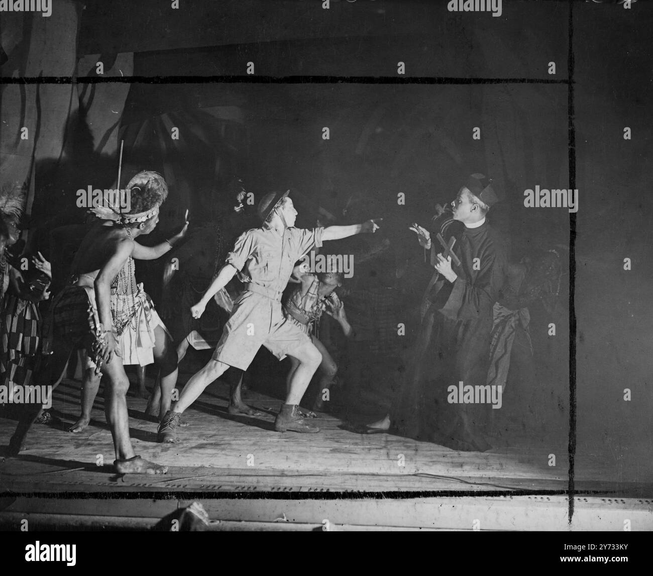 In dieser Saison wurde das „Black Ballet“ zum ersten Mal in London im 20. Jahrhundert Theater in Westbourne Grove eröffnet. Das Repertoire besteht aus vier Originalballetten von Berto Pasuka, dem bekannten Choreografen „They Came“, „de Prophet“, „Aggrey“ und „Market Day“, der zu Musik von Leonard Salzedo mit afrikanischer Musik von Ambrose Campbell getanzt wurde. - Foto zeigt Episode drei in "Sie kamen", zeigt den Konflikt zwischen primitiver Religion, Wissenschaft und Christentum - die drei Kräfte kamen unter dem Einfluss der Angst zusammen, repräsentiert durch den Soldaten, getanzt von Ronald Ali, als Krieg. - 1. Mai 19 Stockfoto