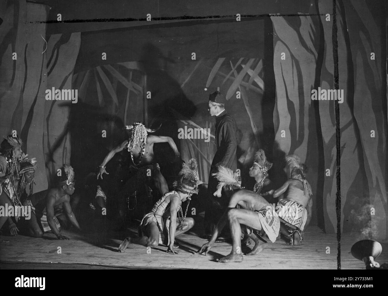 In dieser Saison wurde das „Black Ballet“ zum ersten Mal in London im 20. Jahrhundert Theater in Westbourne Grove eröffnet. Das Repertoire besteht aus vier Originalballetten von Berto Pasuka, dem bekannten Choreografen „They Came“, „de Prophet“, „Aggrey“ und „Market Day“, der zu Musik von Leonard Salzedo mit afrikanischer Musik von Ambrose Campbell getanzt wurde. - Foto zeigt Episode eins in "Sie kamen", die den Eingang der primitiven Religion zeigt, getanzt von Berto Pasuka, der die Lehren des Missionars in seinem Ballett überblickt, das sich mit dem Konflikt zwischen primitivem Glauben, Christentum und beschäftigt Stockfoto
