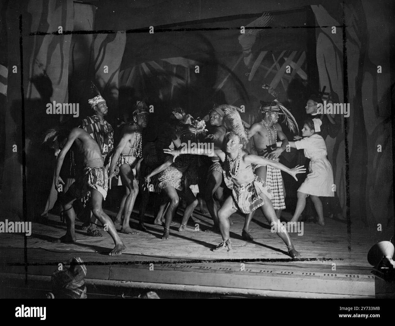 In dieser Saison wurde das „Black Ballet“ zum ersten Mal in London im 20. Jahrhundert Theater in Westbourne Grove eröffnet. Das Repertoire besteht aus vier Originalballetten von Berto Pasuka, dem bekannten Choreografen „They Came“, „de Prophet“, „Aggrey“ und „Market Day“, der zu Musik von Leonard Salzedo mit afrikanischer Musik von Ambrose Campbell getanzt wurde. - Foto zeigt Episode zwei in "Sie kamen", wo die einheimische Grausamkeit losgelassen wird, sobald die Fesseln des Christentums weggeworfen wurden. Der Missionar (Ben Johnson) und die Krankenschwester (Marlene Sternberg) bemühen sich, die Eingeborenen wieder in die Falte zu bringen Stockfoto