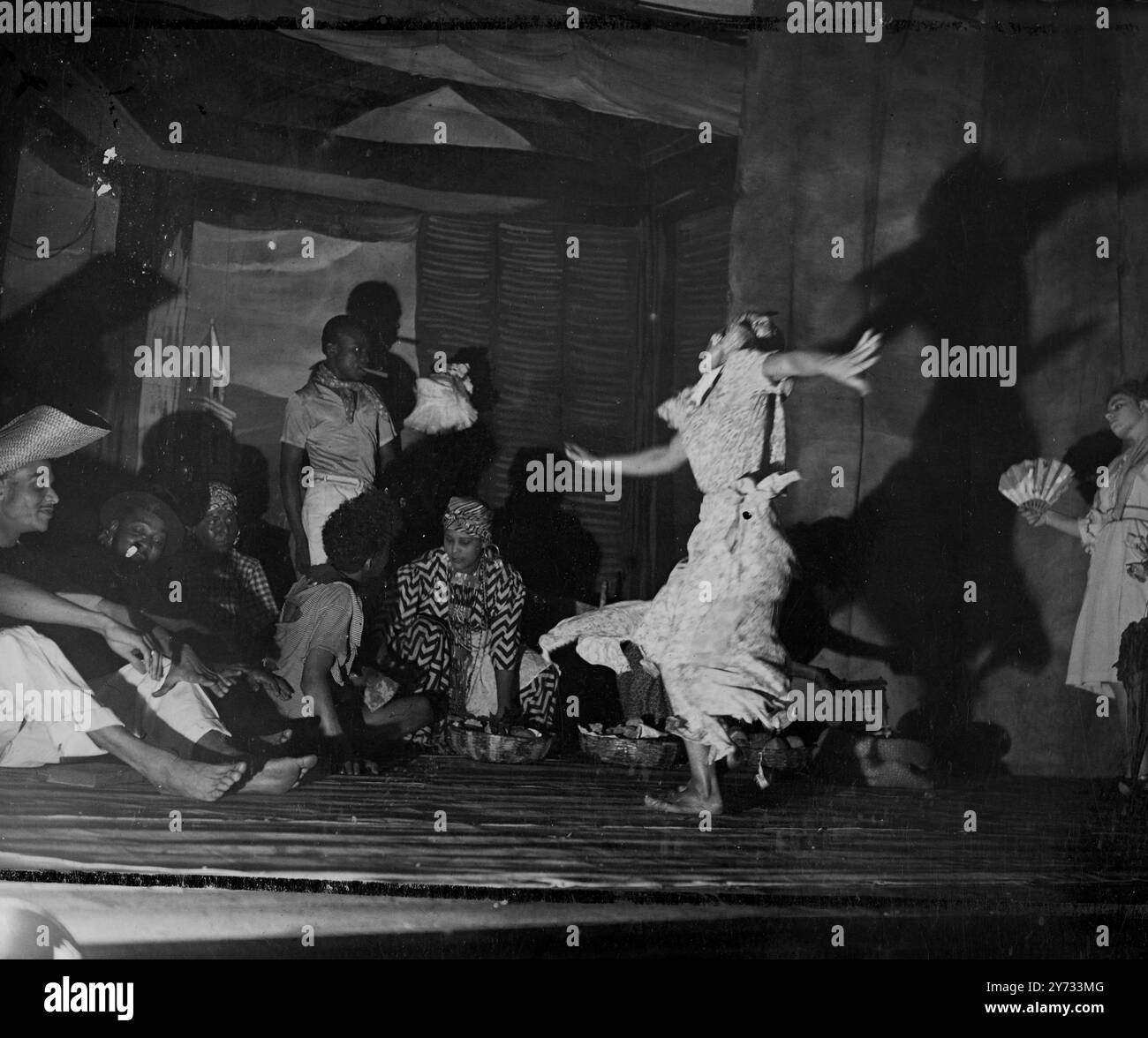 In dieser Saison wurde das „Black Ballet“ zum ersten Mal in London im 20. Jahrhundert Theater in Westbourne Grove eröffnet. Das Repertoire besteht aus vier Originalballetten von Berto Pasuka, dem bekannten Choreografen „They Came“, „de Prophet“, „Aggrey“ und „Market Day“, der zu Musik von Leonard Salzedo mit afrikanischer Musik von Ambrose Campbell getanzt wurde. - Das Foto zeigt einen Tanz in "They Came", einem Ballett, der den Konflikt zwischen primitiver Religion, Wissenschaft und Christentum zeigt. - 1. Mai 1946 - [Originaltitel] Stockfoto