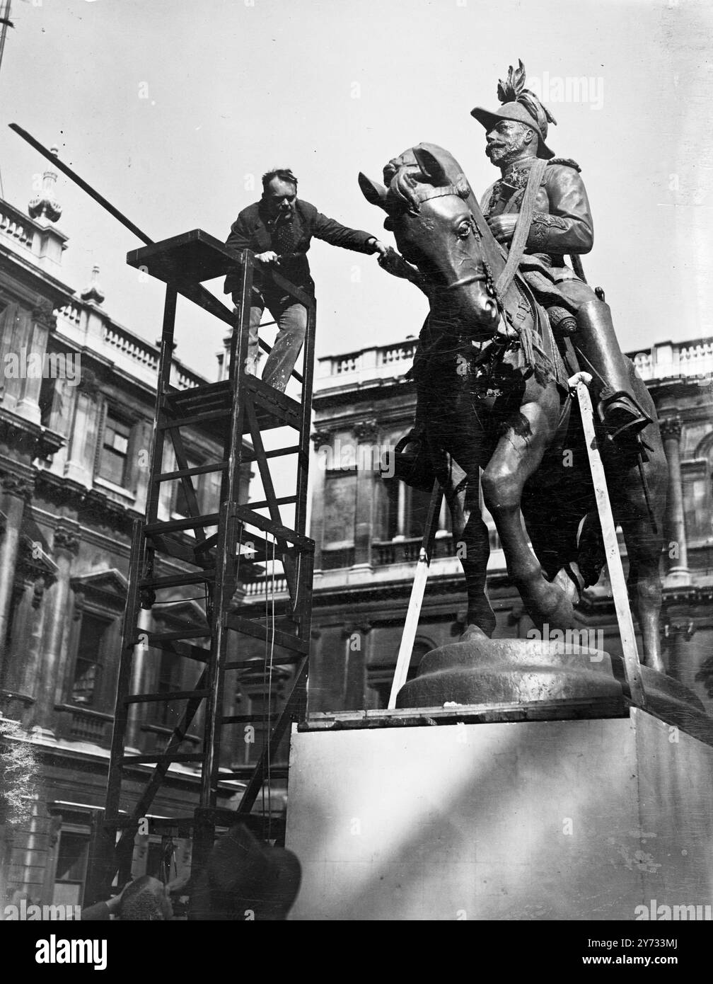 Im Rahmen der Royal Academy Summer Exhibition wurde eine Reiterstatue aus Gips von König Georg V. in den Innenhof des Burlington House gebracht. Die Statue, die noch gegossen werden muss, ist das Werk von Maurice Lambert. ARA wurde vom King George Memorial Committee in Adelaide, Australien, in Auftrag gegeben. Die Statue, die 15 Meter hoch ist, wurde von seinem Atelier in Kensington über Picadilly zum Burlington House gebracht. Das Foto zeigt Herrn Lambert mit seiner Statue, kurz nachdem er eine Einmann-Zeremonie durchgeführt hatte. 30. April 1946 Stockfoto