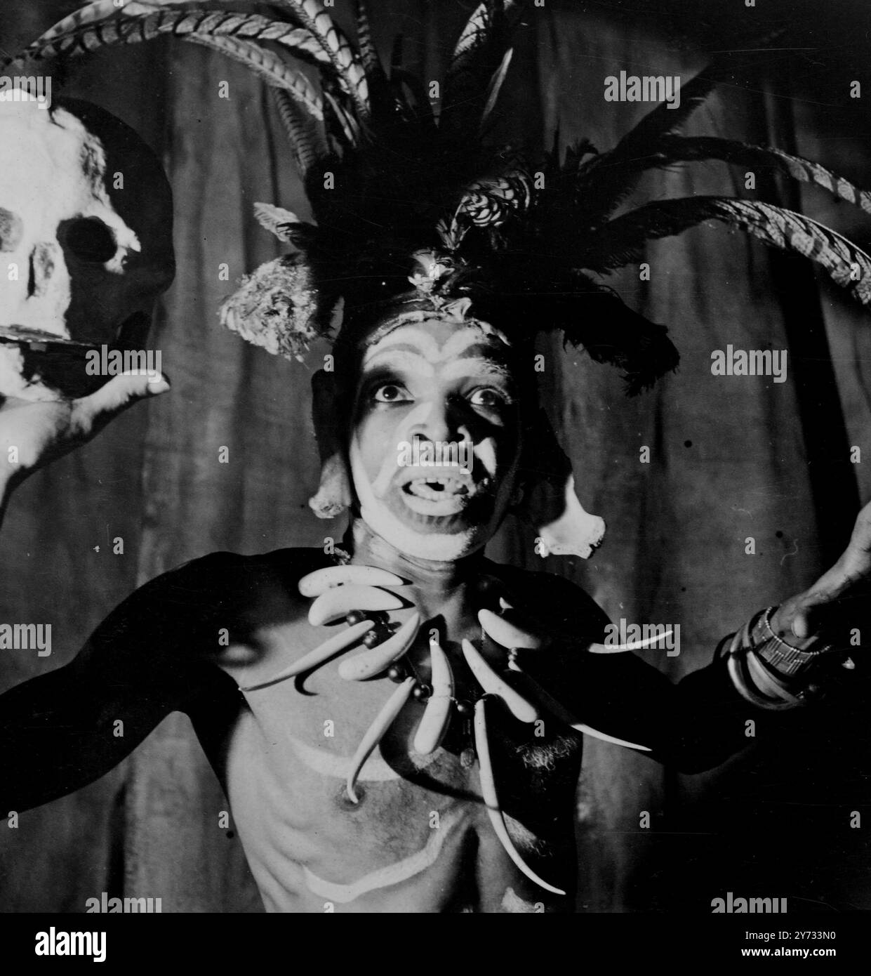 In dieser Saison wurde das „Black Ballet“ zum ersten Mal in London im 20. Jahrhundert Theater in Westbourne Grove eröffnet. Das Repertoire besteht aus vier Originalballetten von Berto Pasuka, dem bekannten Choreografen „They Came“, „de Prophet“, „Aggrey“ und „Market Day“, der zu Musik von Leonard Salzedo mit afrikanischer Musik von Ambrose Campbell getanzt wurde. - Das Foto zeigt Episode drei in "Sie kamen", die den Konflikt zwischen primitiver Religion, Wissenschaft und Christentum zeigt. - 1. Mai 1946 - [Originaltitel] Stockfoto