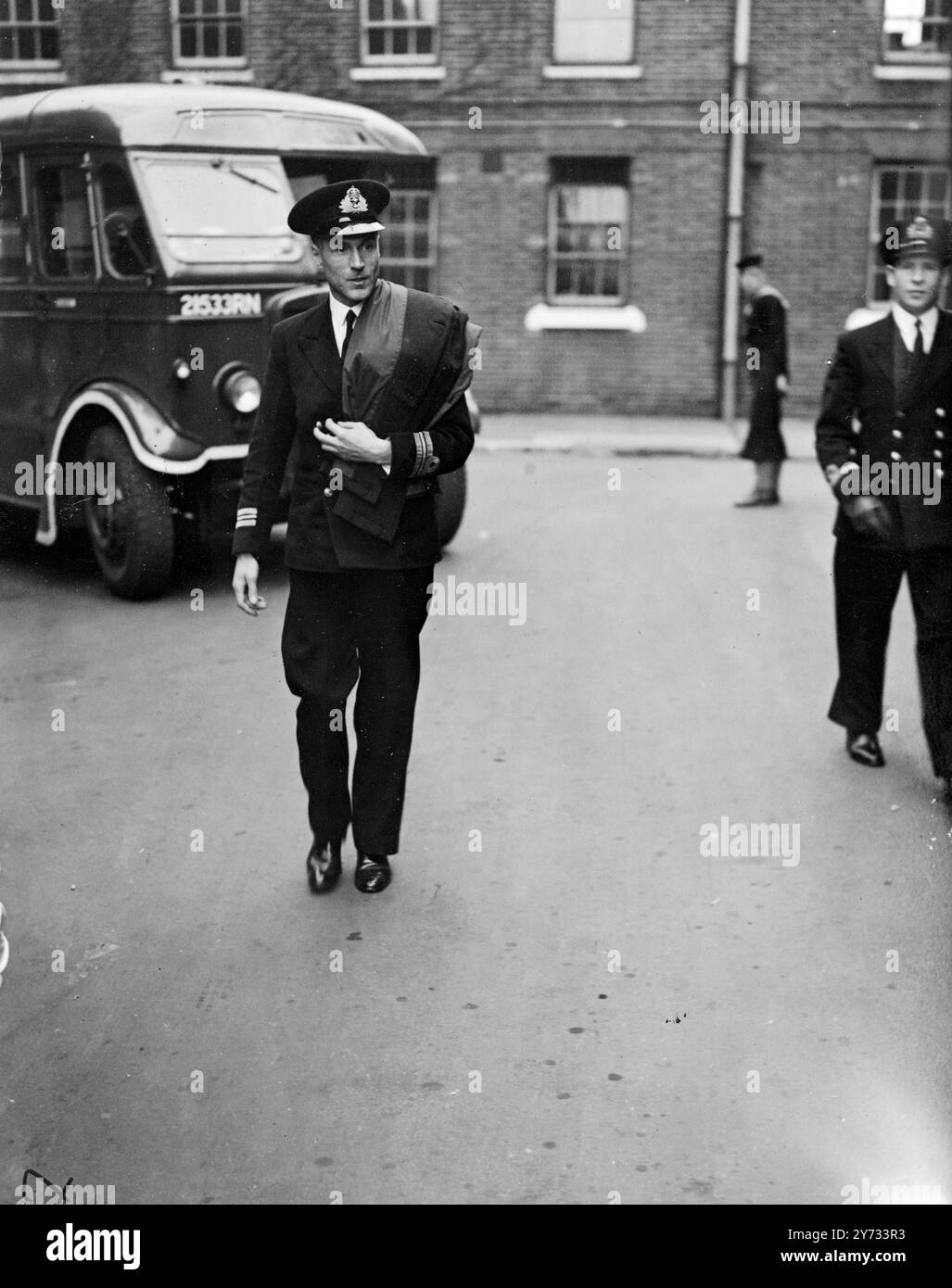 15 Marineoffiziere, die sich angeblich weigerten, in der HMS Fifeness von New York aus nach Hause zu segeln, erschienen vor einem Kriegsgericht in Portsmouth. Foto zeigt Lt. Cmdr. W.B. Harvey, R.N., der die Männer zurück zum Schiff befahl, gesehen bei der Ankunft im Gerichtssaal. 24. April 1946 Stockfoto