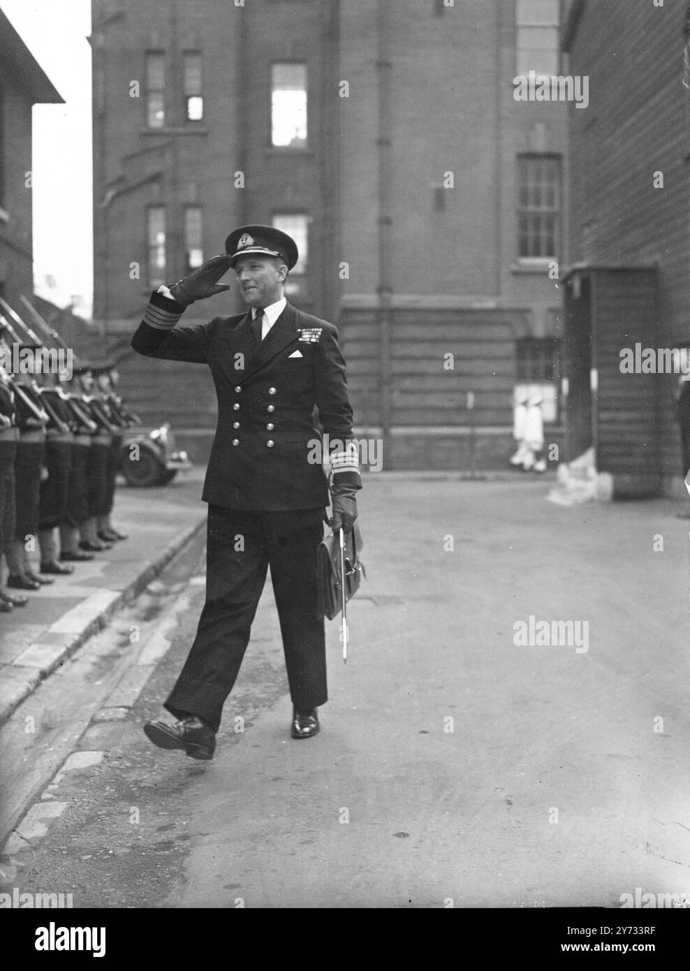 15 Marineoffiziere, die sich angeblich weigerten, in der HMS Fifeness von New York aus nach Hause zu segeln, erschienen vor einem Kriegsgericht in Portsmouth. Das Foto zeigt den Präsidenten des Gerichts, Captain C.L. Firth, D.S.O., MV.O., R.N. von HMS Mercury, fotografiert bei der Ankunft am Hof. 24. April 1946 Stockfoto