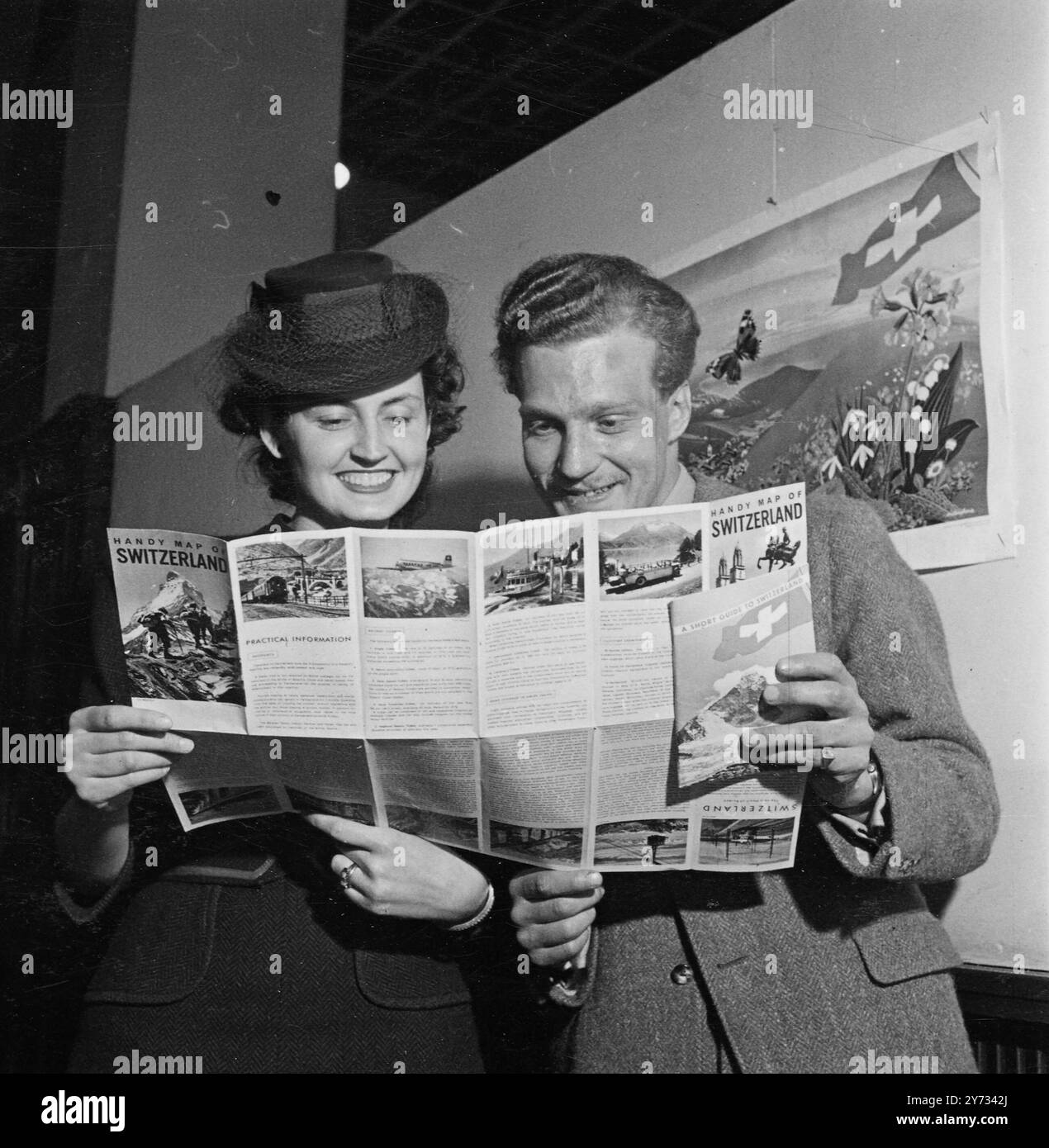 Kunden, die Kataloge bei Thomas Cook's Reisebüro, London.1946, ansehen Stockfoto