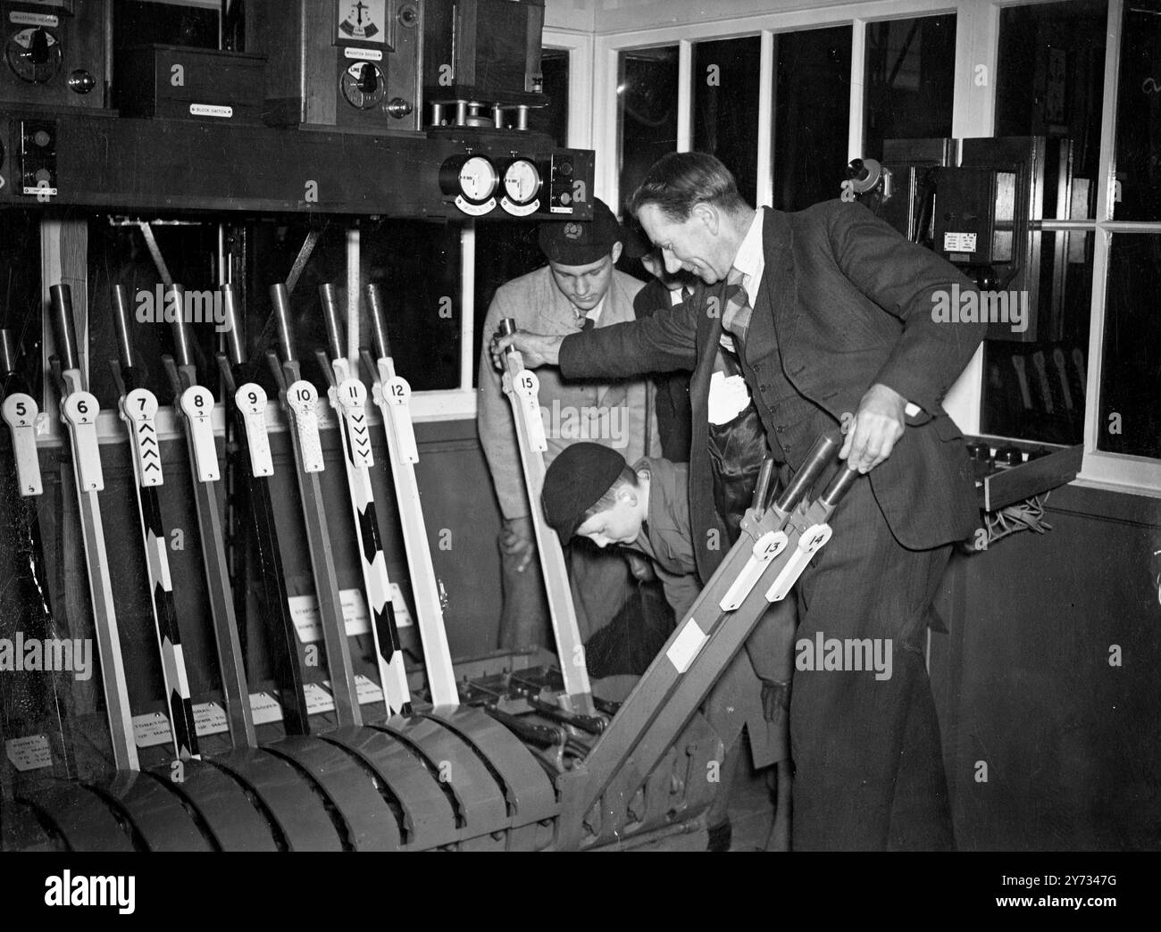 Der rechte Herr Alfred Barnes M.P. Verkehrsminister eröffnete eine Ausstellung von London Midland and Scottish Railway Signalling am Bahnhof Euston, um zu zeigen, wie die Signale mit einem kleinen Hauptleitungs-Stellwerk hergestellt wurden, das im Versammlungsraum der Aktionäre gebaut wurde. Die vom Stellwerk aus gesteuerte Vorführausrüstung in voller Größe umfasst eine Reihe von Punkten, zwei Arten von Semaphor-Signalen und ein farbiges Lichtsignal. Die Ausstellung umfasst auch Arbeitsmodelle der aktuellsten Typen von L.M.S.-Signalgeräten. 10. April 1946 Stockfoto