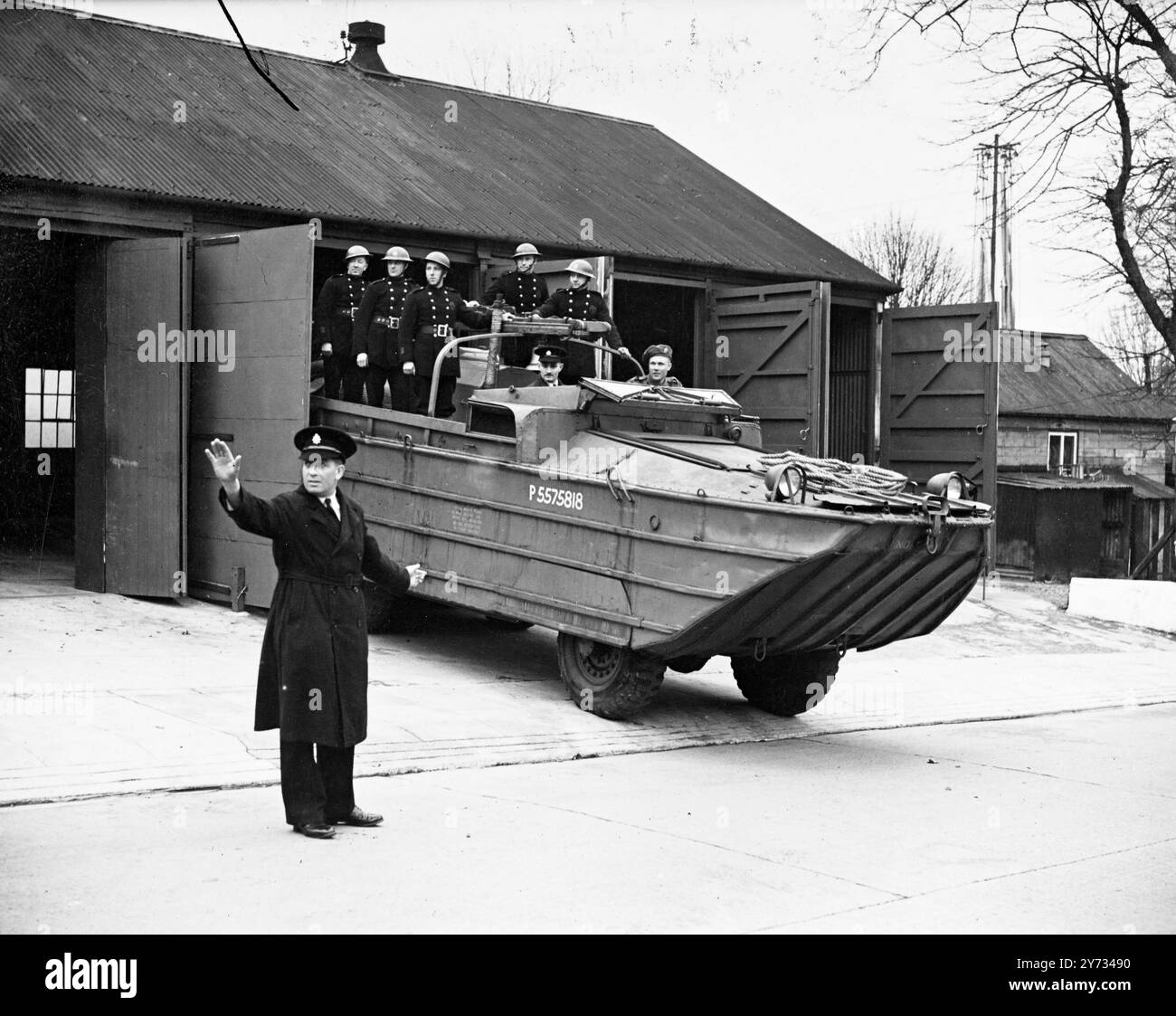 Der Fire Force Commander G. Drury aus dem Gebiet Nr. 19, das Plymouth und Cornwall und Teile von South Devon umfasst, experimentierte mit einer von der Armee geliehenen Ente bei der Brandbekämpfung bei Torpoint, Saltash und Dörfern auf der Maker Peninsula. Das Amphibienfahrzeug hat offensichtliche Vorteile, wenn es verwendet wird, um kilometerlange Straßen zu umgehen, die zurückgelegt wurden, wenn Fähren geschlossen sind. Sie fährt mit 45 km/h an Land, macht 8 KN auf Wasser und trägt eine Last von 2 1/2 t. die Duck hat eine Besatzung von 10 im Vergleich zu einem normalen Feuerwehrfahrzeug fünf und trägt zwei Pumpen, eine fest und eine abnehmbare, mit kompletter Zusatzausrüstung. Stockfoto