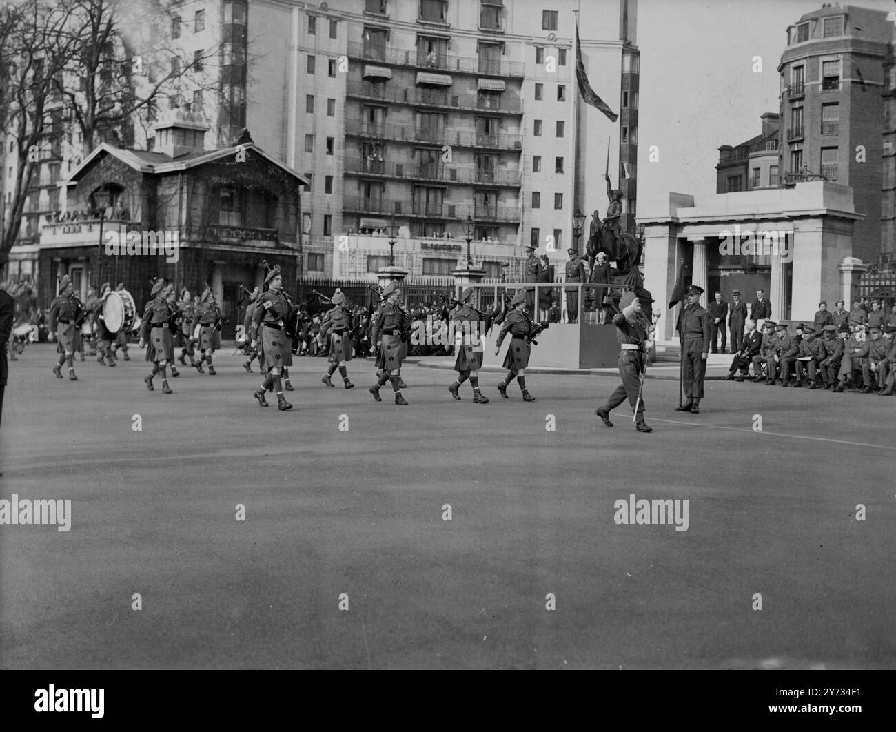 Prinzessin Elizabeth nahm den Gruß bei einem marsch von mehr als 5000 Armeekadetten in Hyde Park, London. - Das Bild zeigt die Strabane Army Cadet Force Pipe Band, die an der Salutbasis im Hyde Park vorbeimarschiert. - 7. April 1946 Stockfoto