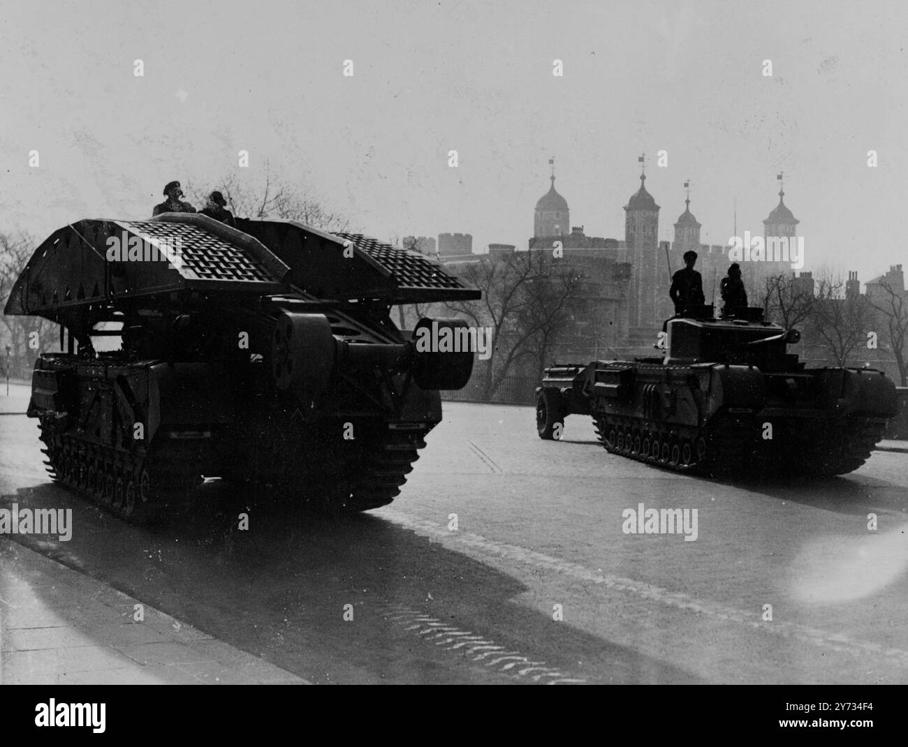 Die Londoner hatten eine Vorschau auf die maschinelle Parade des Victory Day. 30 Fahrzeuge, darunter Brückentanker, Pontonanhänger und 40 Tonnen Tanktransporter, starteten vom Regent's Park, um die offizielle Route durch Süd- und Ost-London zu überqueren. Ziel der Probe war es, den Zeitpunkt der Prozession zu überprüfen und sicherzustellen, dass die gewählten Straßen für die überdimensionierten Fahrzeuge sicher waren. Polizeiautos in Funkkontakt mit Scotland Yard berichteten über Fortschritte der Kolonne von strategischen Punkten entlang der Route. Das Foto zeigt Panzer am Tower of London und zeigt die Straßen, die zu einer frühen Stunde leer sind. Stockfoto