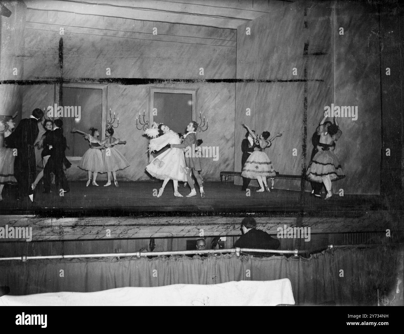 Die neue Ballettkompanie, die in Sadler’s Wells unter der Leitung von Ursula Moreton gegründet wurde, feiert ihr Debüt. Unter dem Namen Sadler's Wells Opera Ballet wird es mit einem neuen Ballett von Andrei Harwood mit Musik von Bizet eröffnet. - Das Foto zeigt June Brae als Dame und Leo Kersley als Zeremonienmeister in einer Probe von "La Belle Assemblee". - 5. April 1946 Stockfoto