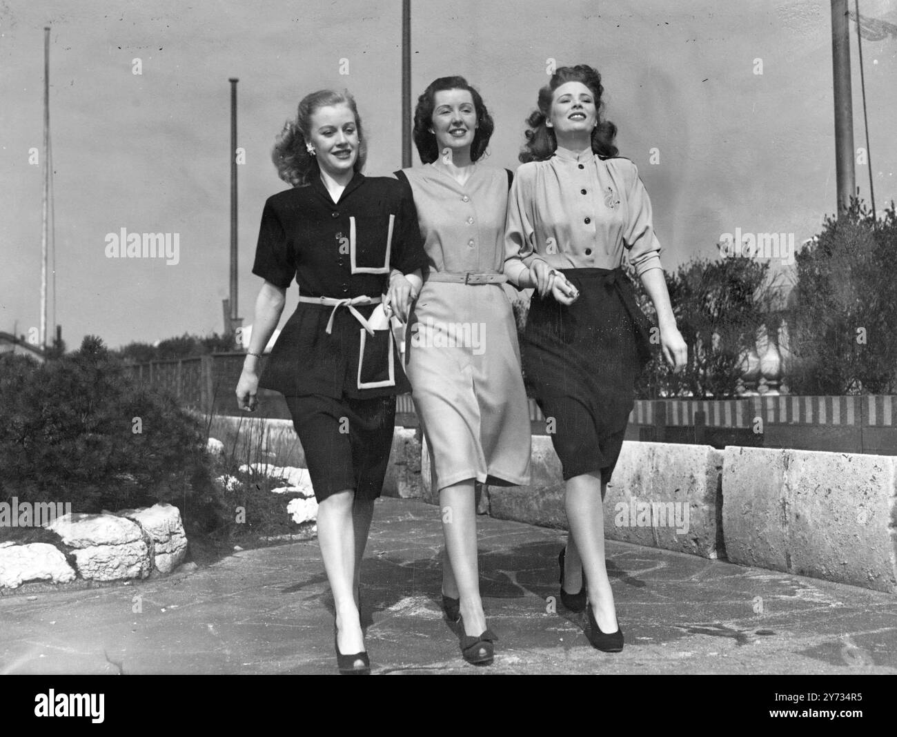 Die Modenschau mit Gebrauchsmustern für den Frühling fand heute Morgen in einem Londoner West End-Geschäft statt. Das Bild zeigt: 3 Modelle sind heute Morgen in London zu sehen. 25. März 1946 Stockfoto