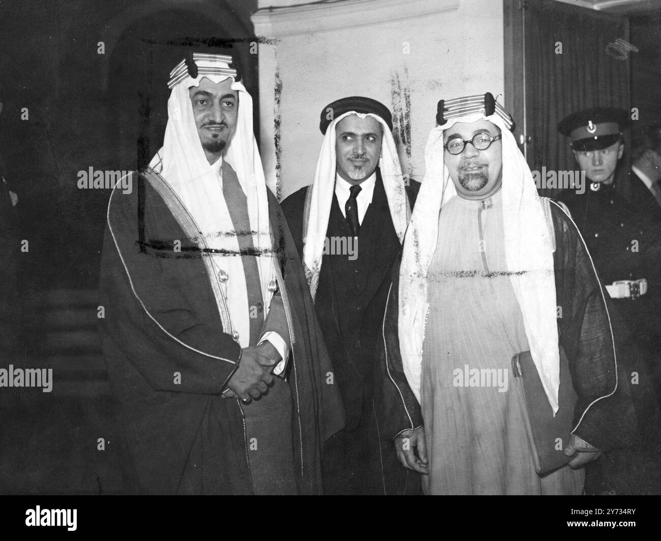 Emir Feisal auf der Konferenz der Vereinten Nationen. Emir Feisel, Sohn und Erbe von König Ibn Saud, ist zu den Sitzungen der Vorbereitungskommission der Vereinten Nationen in London. Außenminister des Emirs für auswärtige Angelegenheiten Saudi-Arabien. Foto zeigt, dass der Emir Feisal (links) zu dieser morgendlichen Sitzung der Vorbereitungskommission der Vereinten Nationen im Church House in Westminster eintrifft. Auf der rechten Seite befindet sich Shaikh Hafiz Wahba, der Delegierte aus Saudi-Arabien. 26. November 1945. Stockfoto