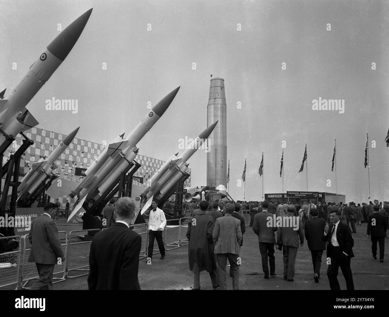 Besucher strömen in den Raketenpark der Society of British Aircraft Constructors' Annual Display in Farnborough. Hampshire . Dominiert wird die Show von Großbritanniens riesiger Blue-Streak-Rakete und im Vordergrund eine Gruppe von Bloodhound-geführter Waffen der Royal Air Force am 4. September 1961 Stockfoto