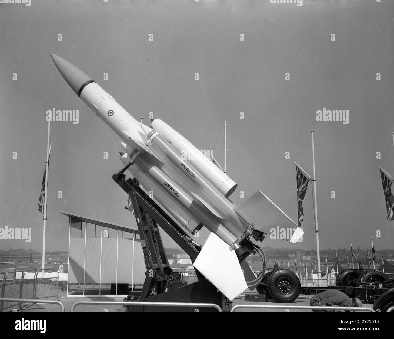 Bristol Aircraft Limited Eine moderne Bristol Bloodhound-Boden-Luft- und Flugzeugrakete . In Farnborough wird auf die Eröffnung der Society of British Aircraft Construction Air Show vorbereitet. Der Bristol Bloodhound wird von der Royal Air Force an ihrem statischen Ausstellungsstand gezeigt . 6. September 1959 Stockfoto